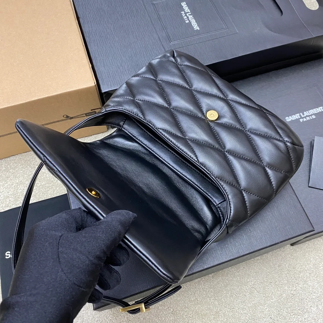 Black sheepskin/gold 🌈LE 57 series quilted armpit bag. These days, if you don’t have an armpit bag, you’d be embarrassed to say you’re a trendy person, right? The entire bag adopts diamond-shaped quilting technology, and the metal logo decoration on the front adds a finishing touch. Exquisite workmanship and romantic sentiment meet and blend! The original Italian lamb leather feels soft and comfortable, so soft that I always want to wear it! For banquets, you can wear it with any other outfit. It can be used casually or as a goddess. It is a versatile tool👍20220750 Model: 698567 [original leather] Size: 24×18×5.5cm