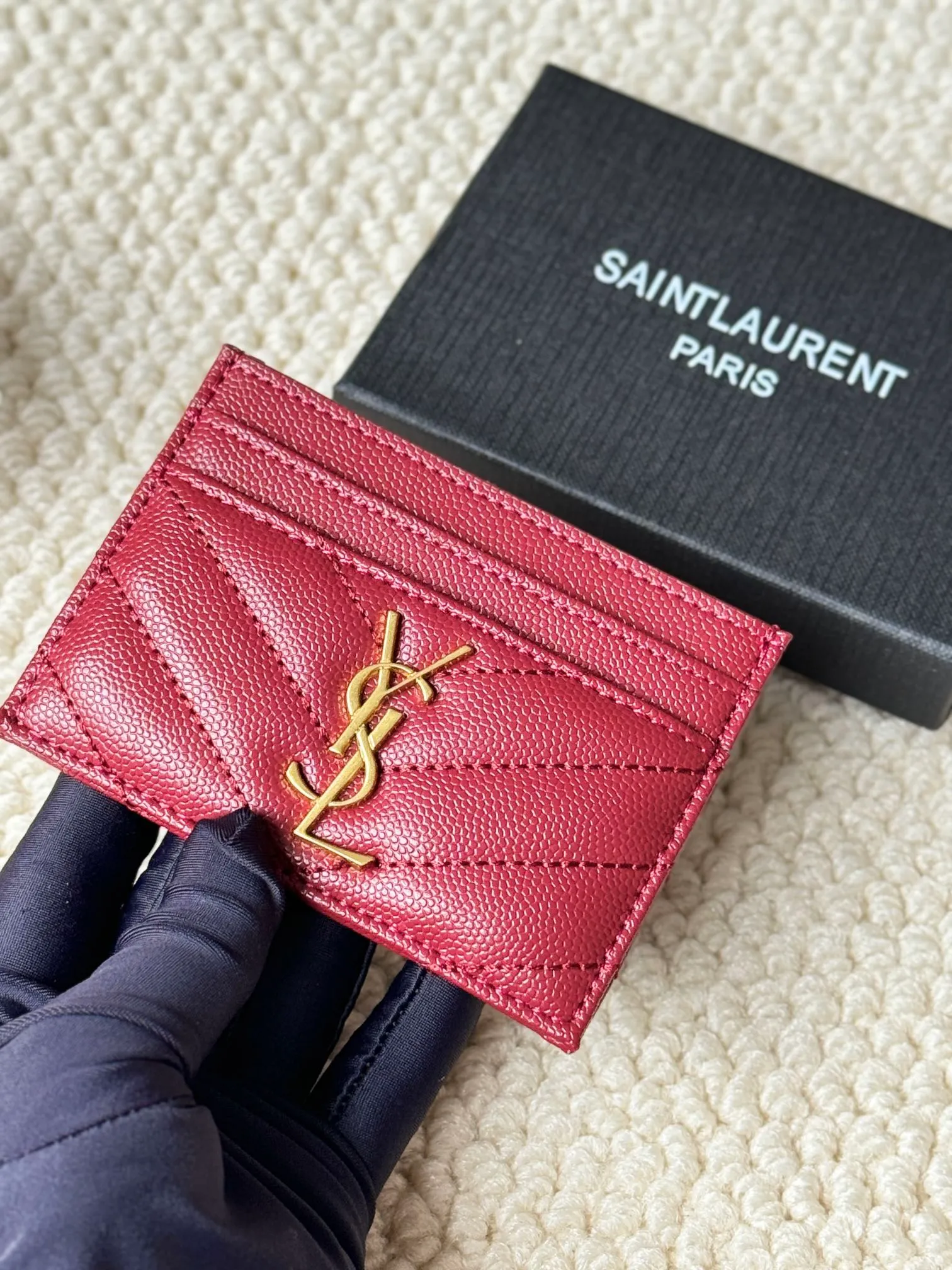 💰100 ysl Yves Saint Laurent's most classic genuine card bag, with sheepskin microfiber lining, jacquard embossed stitching sheepskin credit card holder, metal interlocking YSL logo original single-pair hardware, copied details Style number: 423291 Size: 10.5×7.5×0.5cm