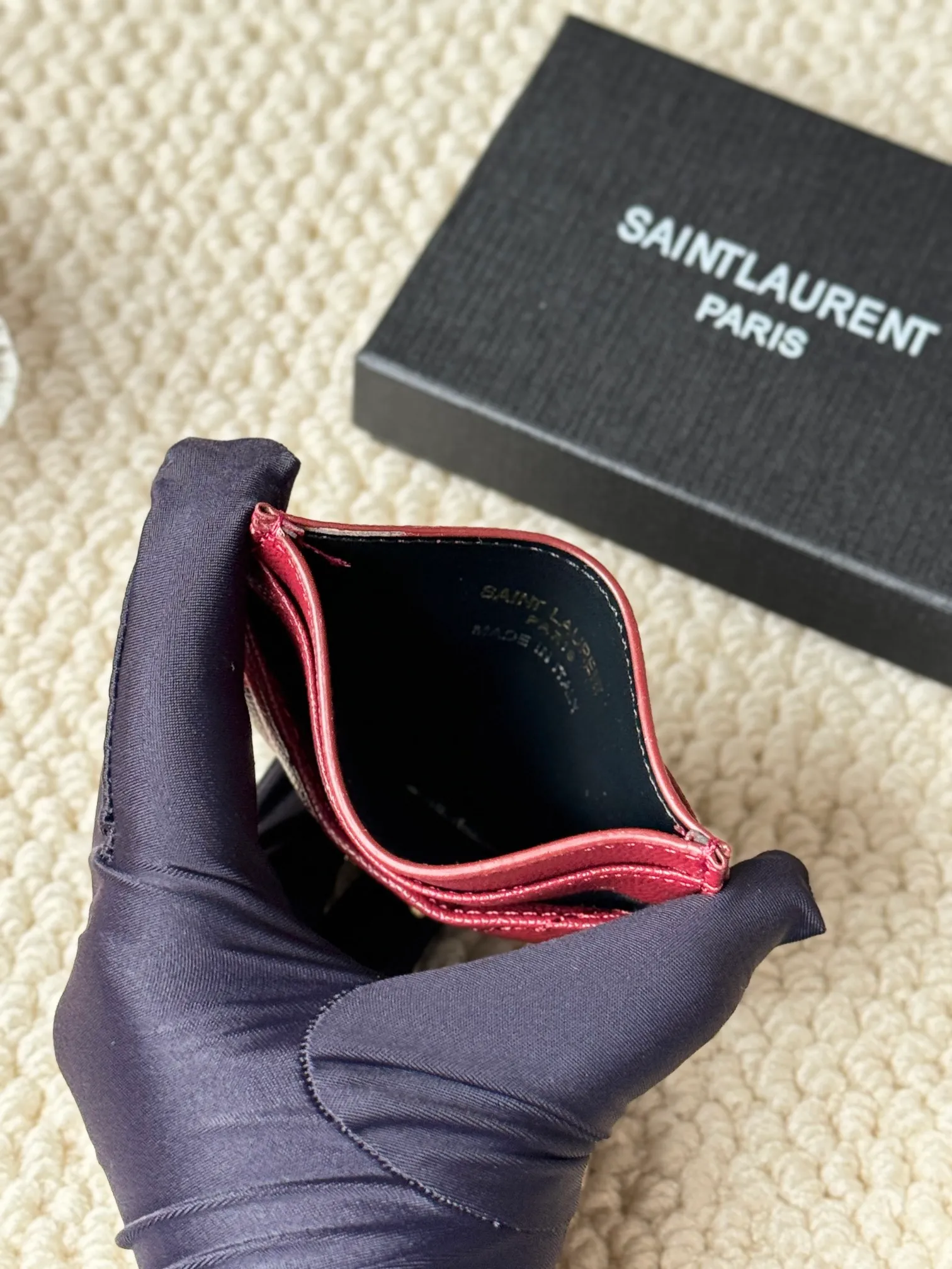 💰100 ysl Yves Saint Laurent's most classic genuine card bag, with sheepskin microfiber lining, jacquard embossed stitching sheepskin credit card holder, metal interlocking YSL logo original single-pair hardware, copied details Style number: 423291 Size: 10.5×7.5×0.5cm