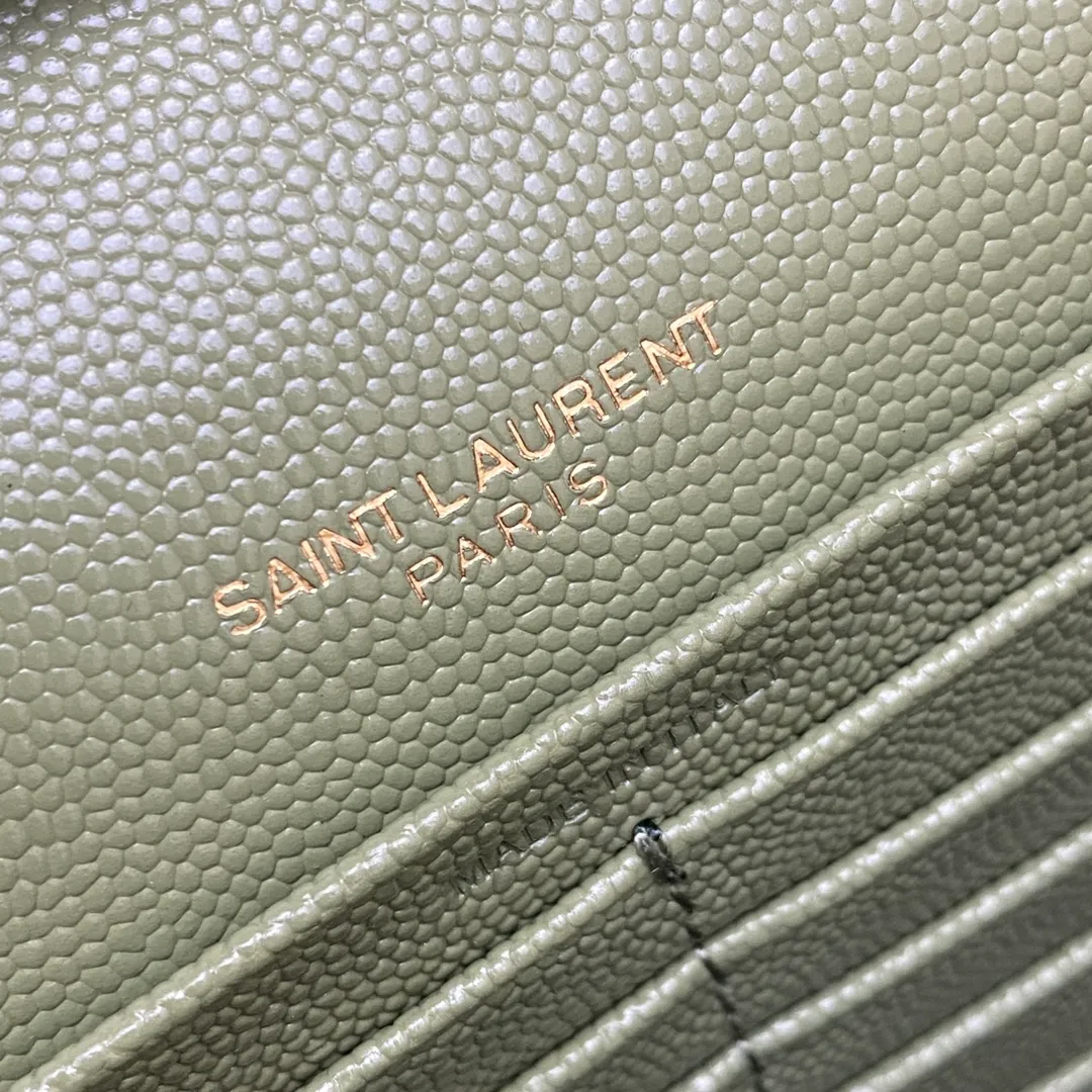 Ball pattern grass green/gold buckle 🌈MONOGRAM caviar pattern original leather version envelope bag 👍A super practical small bag, the most classic style 👏100% original cowhide with fine handcrafting; customized metal Y family logo highlights personality; flip-top design ensures safety of use; small bag has large capacity, with 20 card slots, two banknote compartments, two central compartments, and an inner zipper bag to hold everything‼ ️20210630 Model: 360452 [original leather] Size: 22.5*14*4cm