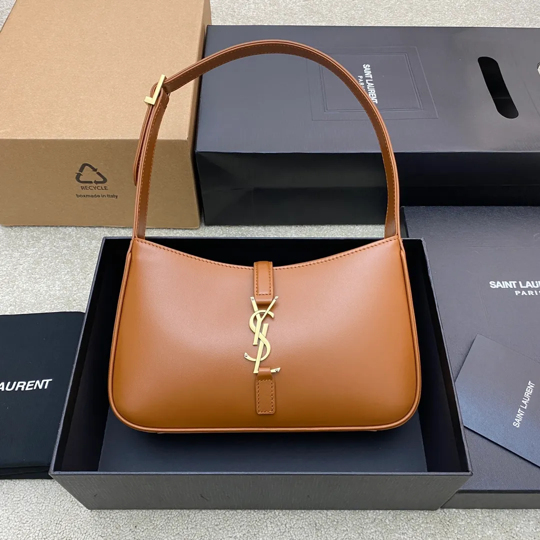 Dark brown plain/gold buckle 🌈2023 new color armpit bag, homeless bag! One of this year’s treasure bags👍Minimalist shape + metal logo buckle opening and closing design Adjustable shoulder straps Simple, beautiful and high-end feeling The bag is light and easy to match The wife is so beautiful l The bag has sufficient capacity💋20210680 Model: 657228 [Original leather] Size: 24.5*14*6cm
