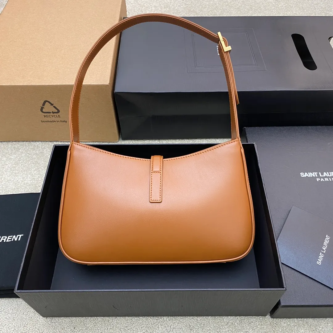 Dark brown plain/gold buckle 🌈2023 new color armpit bag, homeless bag! One of this year’s treasure bags👍Minimalist shape + metal logo buckle opening and closing design Adjustable shoulder straps Simple, beautiful and high-end feeling The bag is light and easy to match The wife is so beautiful l The bag has sufficient capacity💋20210680 Model: 657228 [Original leather] Size: 24.5*14*6cm