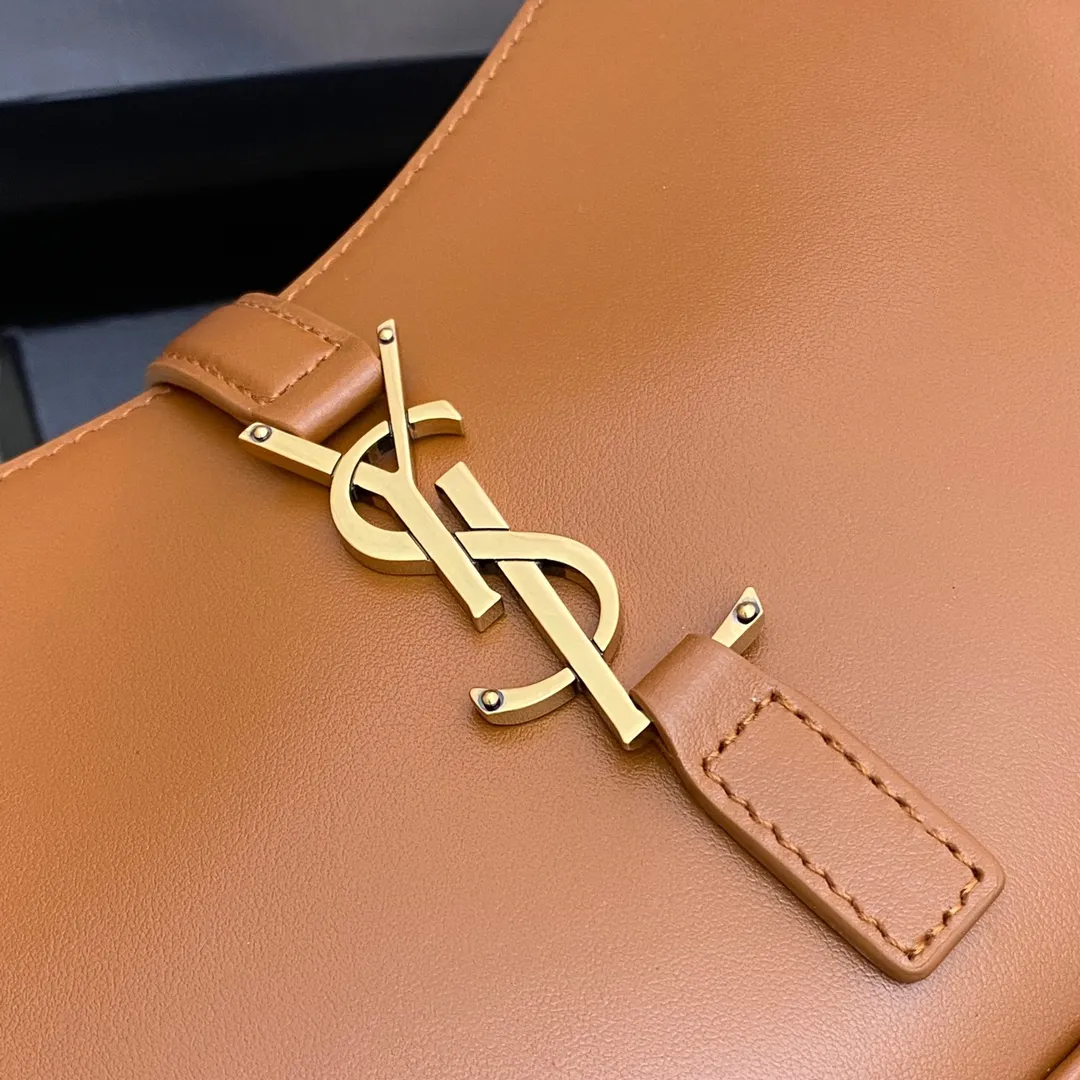Dark brown plain/gold buckle 🌈2023 new color armpit bag, homeless bag! One of this year’s treasure bags👍Minimalist shape + metal logo buckle opening and closing design Adjustable shoulder straps Simple, beautiful and high-end feeling The bag is light and easy to match The wife is so beautiful l The bag has sufficient capacity💋20210680 Model: 657228 [Original leather] Size: 24.5*14*6cm