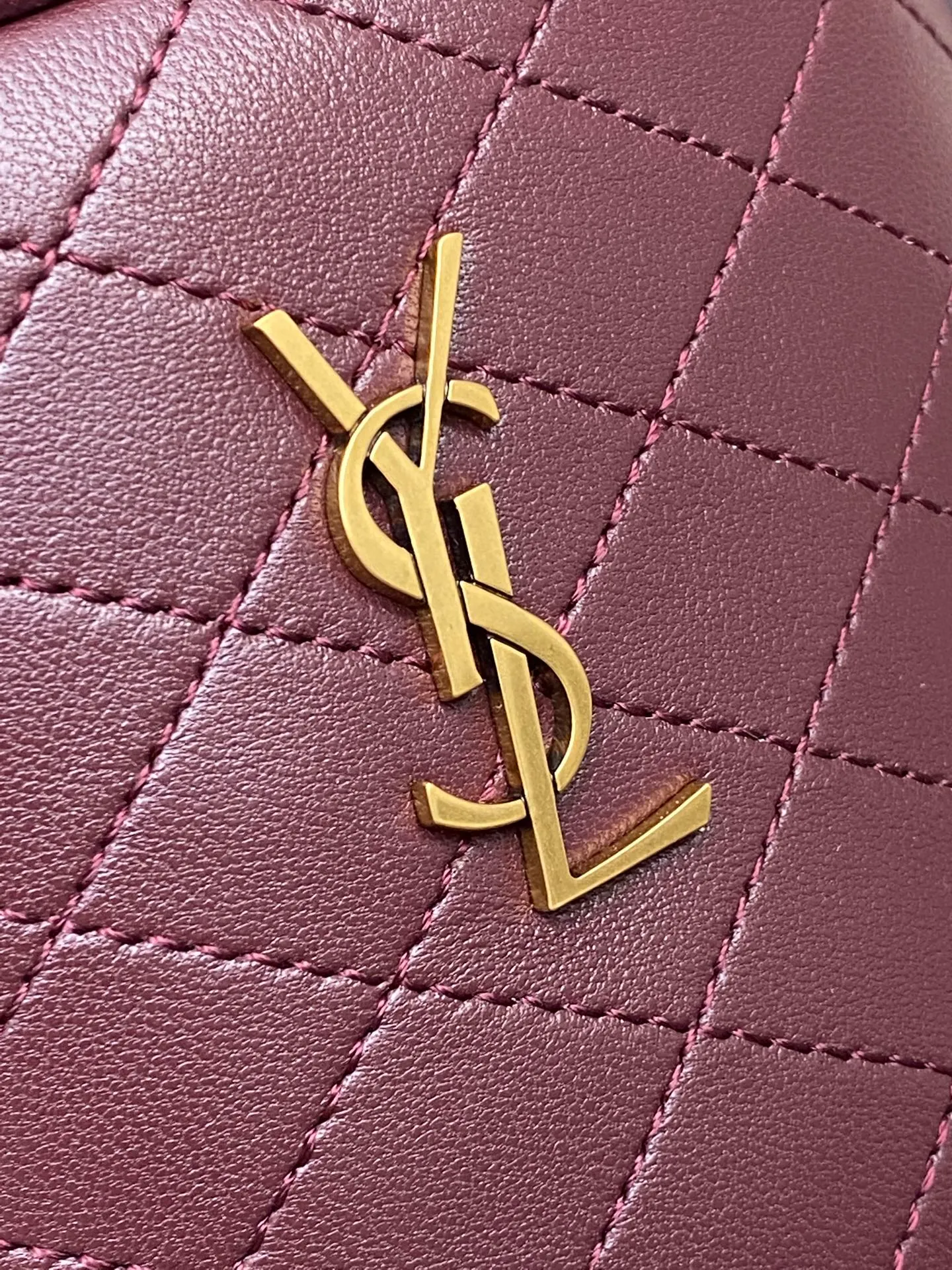 Maroon sheepskin/gold 🌈YSL Gaby series new bucket bag👑all sheepskin material👍super exquisite and cute😘and very light top flip design, higher privacy and security, top handle and detachable chain shoulder strap, can be carried in more ways, suitable for different occasions, so beautiful👍20250780 Model: 763971 [original leather] Size: 19x17x15cm