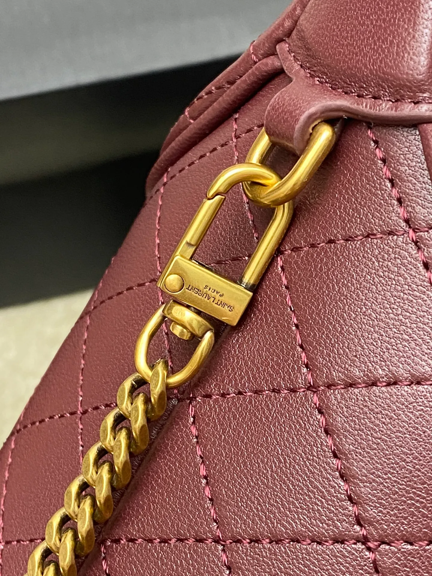 Maroon sheepskin/gold 🌈YSL Gaby series new bucket bag👑all sheepskin material👍super exquisite and cute😘and very light top flip design, higher privacy and security, top handle and detachable chain shoulder strap, can be carried in more ways, suitable for different occasions, so beautiful👍20250780 Model: 763971 [original leather] Size: 19x17x15cm