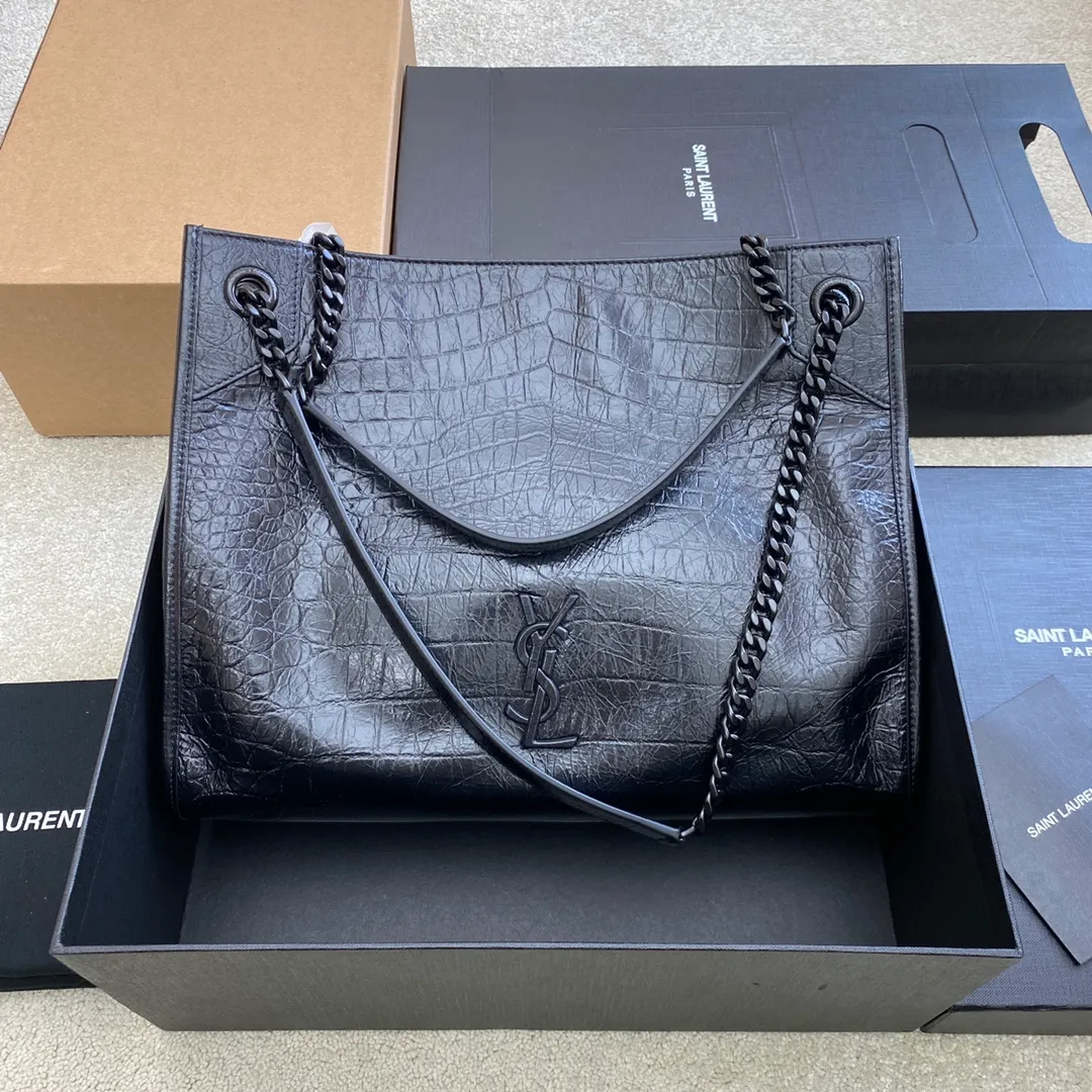 Black crocodile/black chain 🌈NIKI SHOPPING BAG original leather. It continues the Niki style and is designed with wrinkled oil-waxed cowhide and the logo is wrapped in genuine leather. There is a magnetic buckle in the middle of the bag to ensure the safety of the bag. There is a zipper compartment and open slot design inside to hold mobile phones and change cards for easy access. The bag is very light in weight and has a large capacity, making it extremely practical👍20210790 Model: 577999 [Original leather] Size: 33*27*11.5cm [This size does not come with packaging]