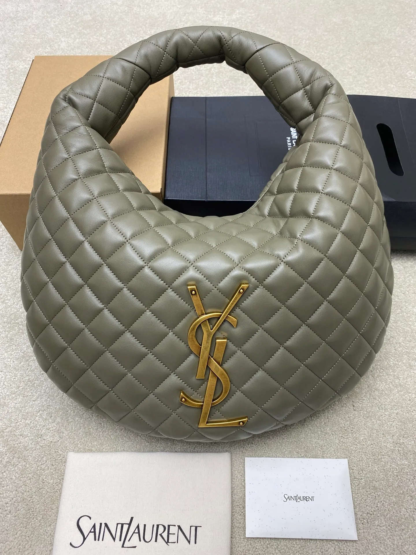 1050 Gray Green Sheepskin/Gold 🌈New ICARE baby Napa Sheepskin Handbag The much-anticipated croissant-shaped bag 🥐 makes its debut, embellished with the iconic metal logo, perfectly combining retro and modern feel, making it one of the most anticipated It Bags this season. Whether it's for daily outings or night parties, this bag can be easily carried! 202501050 Model: 858160 [Original leather] Size: 47x35x15 [This size does not come with packaging]