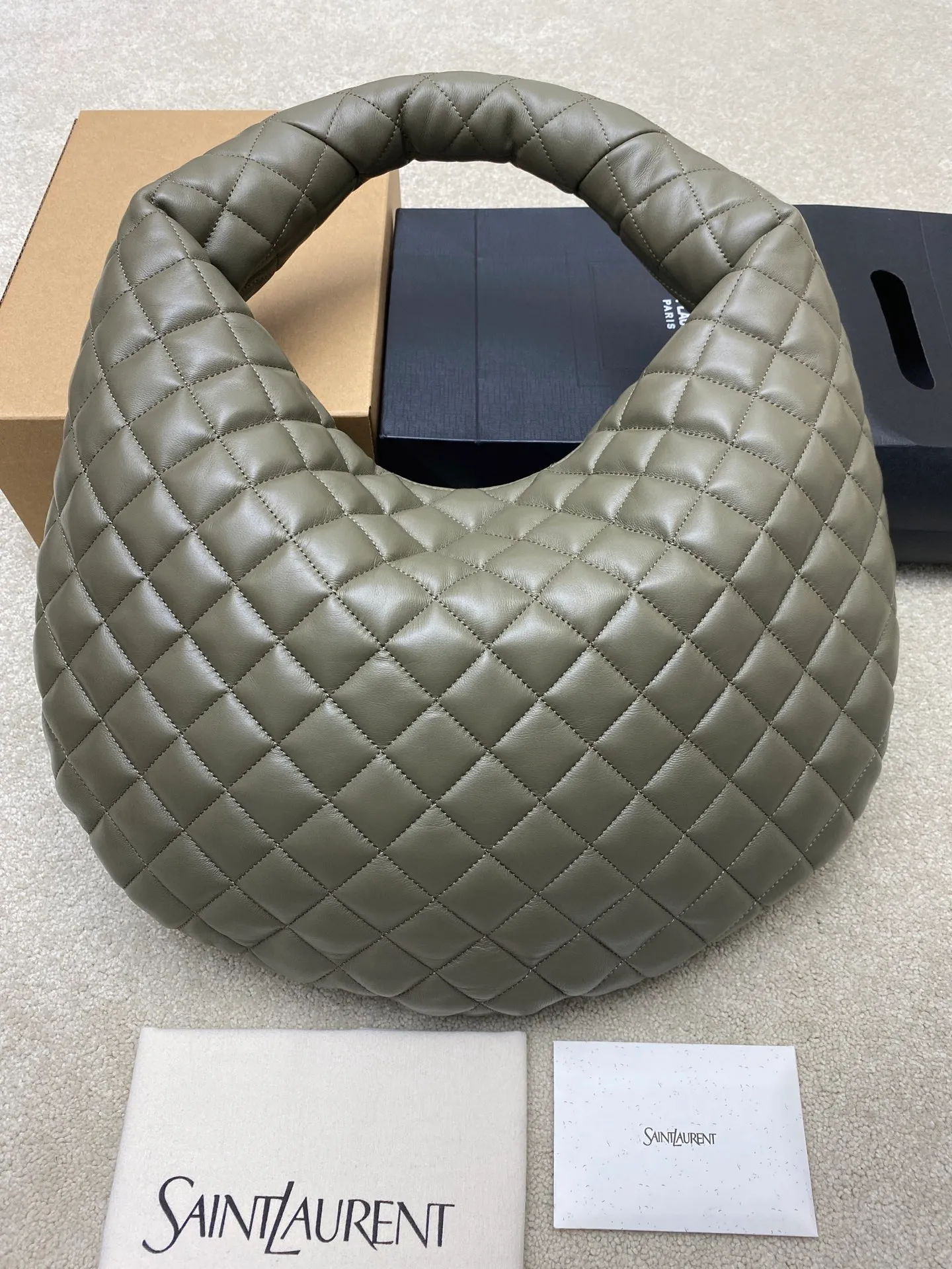 1050 Gray Green Sheepskin/Gold 🌈New ICARE baby Napa Sheepskin Handbag The much-anticipated croissant-shaped bag 🥐 makes its debut, embellished with the iconic metal logo, perfectly combining retro and modern feel, making it one of the most anticipated It Bags this season. Whether it's for daily outings or night parties, this bag can be easily carried! 202501050 Model: 858160 [Original leather] Size: 47x35x15 [This size does not come with packaging]