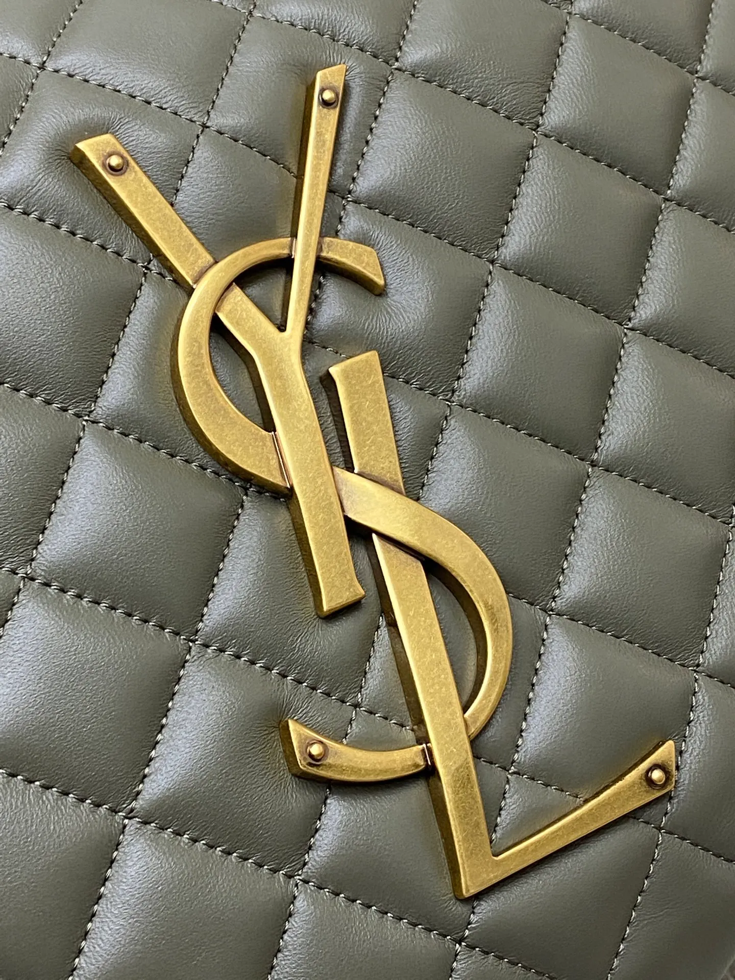 1050 Gray Green Sheepskin/Gold 🌈New ICARE baby Napa Sheepskin Handbag The much-anticipated croissant-shaped bag 🥐 makes its debut, embellished with the iconic metal logo, perfectly combining retro and modern feel, making it one of the most anticipated It Bags this season. Whether it's for daily outings or night parties, this bag can be easily carried! 202501050 Model: 858160 [Original leather] Size: 47x35x15 [This size does not come with packaging]