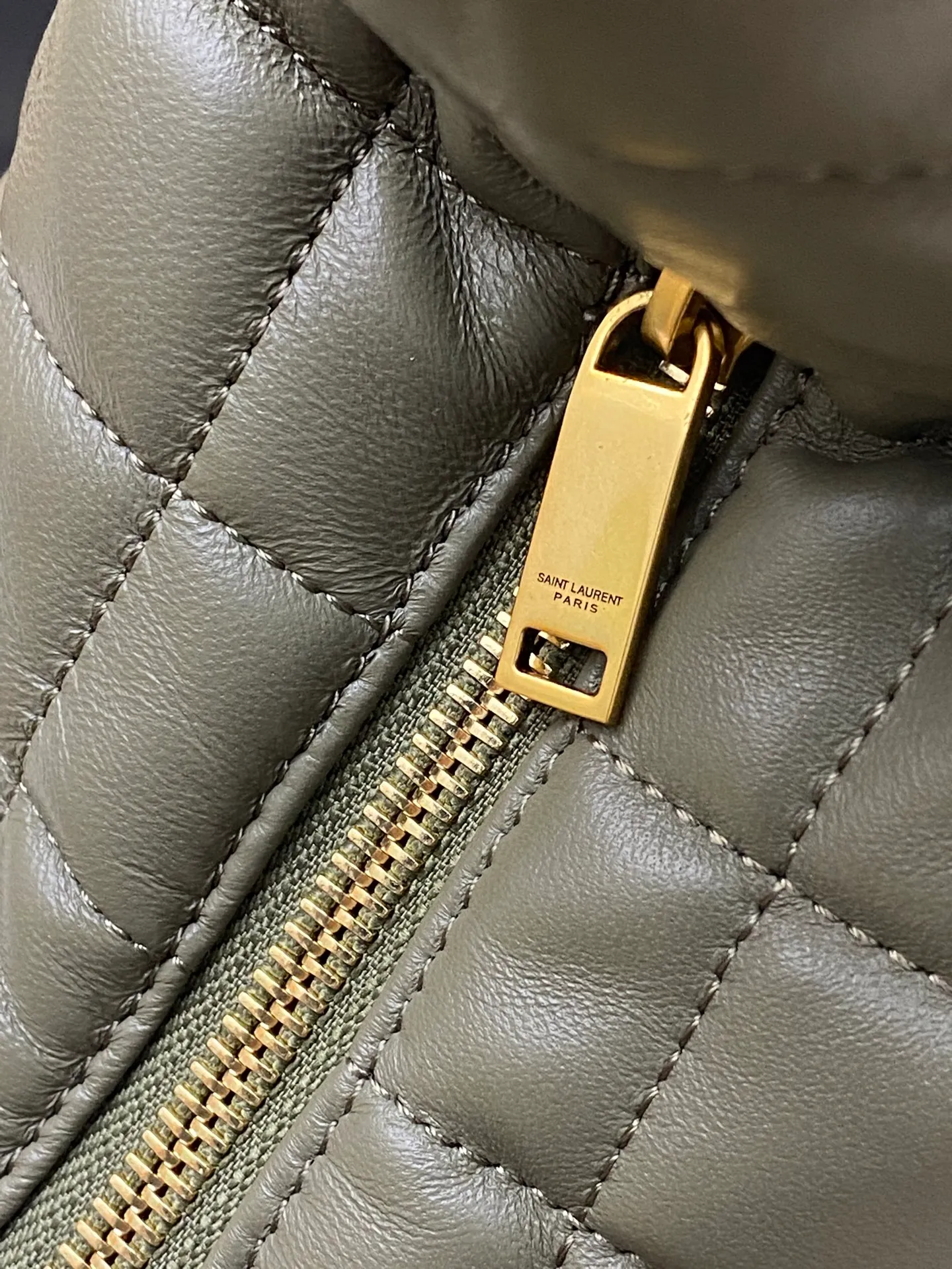 1050 Gray Green Sheepskin/Gold 🌈New ICARE baby Napa Sheepskin Handbag The much-anticipated croissant-shaped bag 🥐 makes its debut, embellished with the iconic metal logo, perfectly combining retro and modern feel, making it one of the most anticipated It Bags this season. Whether it's for daily outings or night parties, this bag can be easily carried! 202501050 Model: 858160 [Original leather] Size: 47x35x15 [This size does not come with packaging]