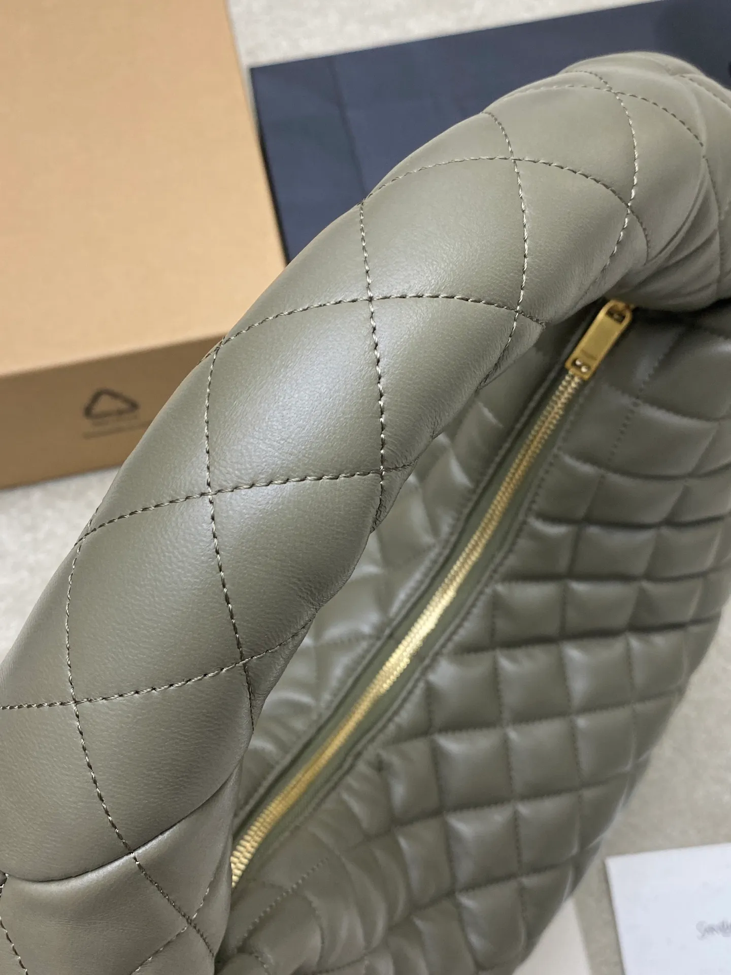 1050 Gray Green Sheepskin/Gold 🌈New ICARE baby Napa Sheepskin Handbag The much-anticipated croissant-shaped bag 🥐 makes its debut, embellished with the iconic metal logo, perfectly combining retro and modern feel, making it one of the most anticipated It Bags this season. Whether it's for daily outings or night parties, this bag can be easily carried! 202501050 Model: 858160 [Original leather] Size: 47x35x15 [This size does not come with packaging]