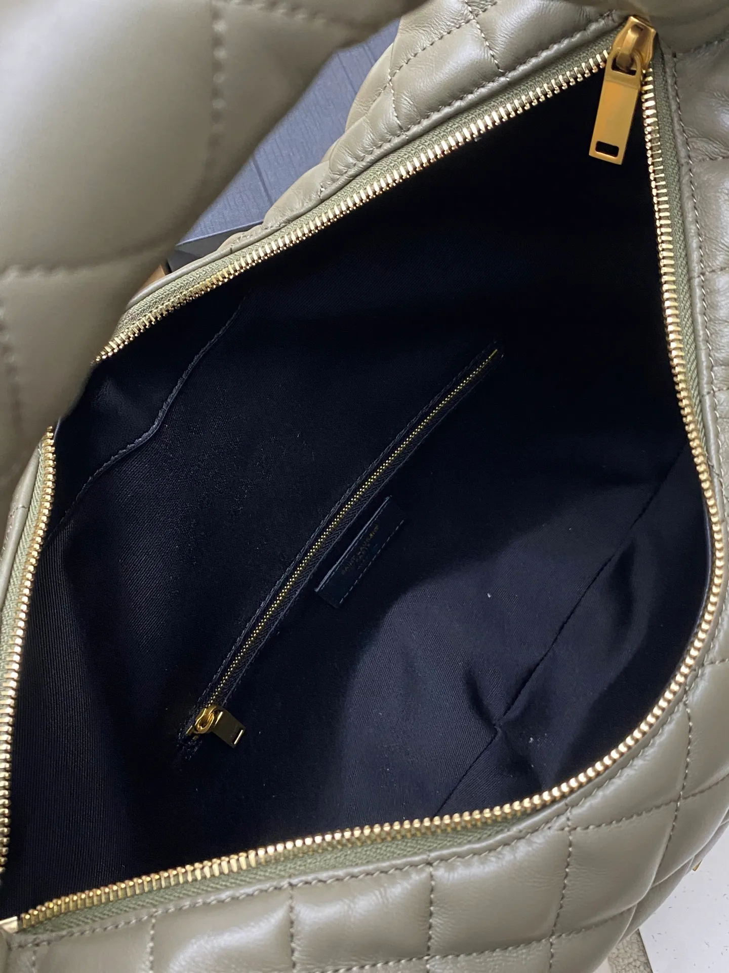 1050 Gray Green Sheepskin/Gold 🌈New ICARE baby Napa Sheepskin Handbag The much-anticipated croissant-shaped bag 🥐 makes its debut, embellished with the iconic metal logo, perfectly combining retro and modern feel, making it one of the most anticipated It Bags this season. Whether it's for daily outings or night parties, this bag can be easily carried! 202501050 Model: 858160 [Original leather] Size: 47x35x15 [This size does not come with packaging]