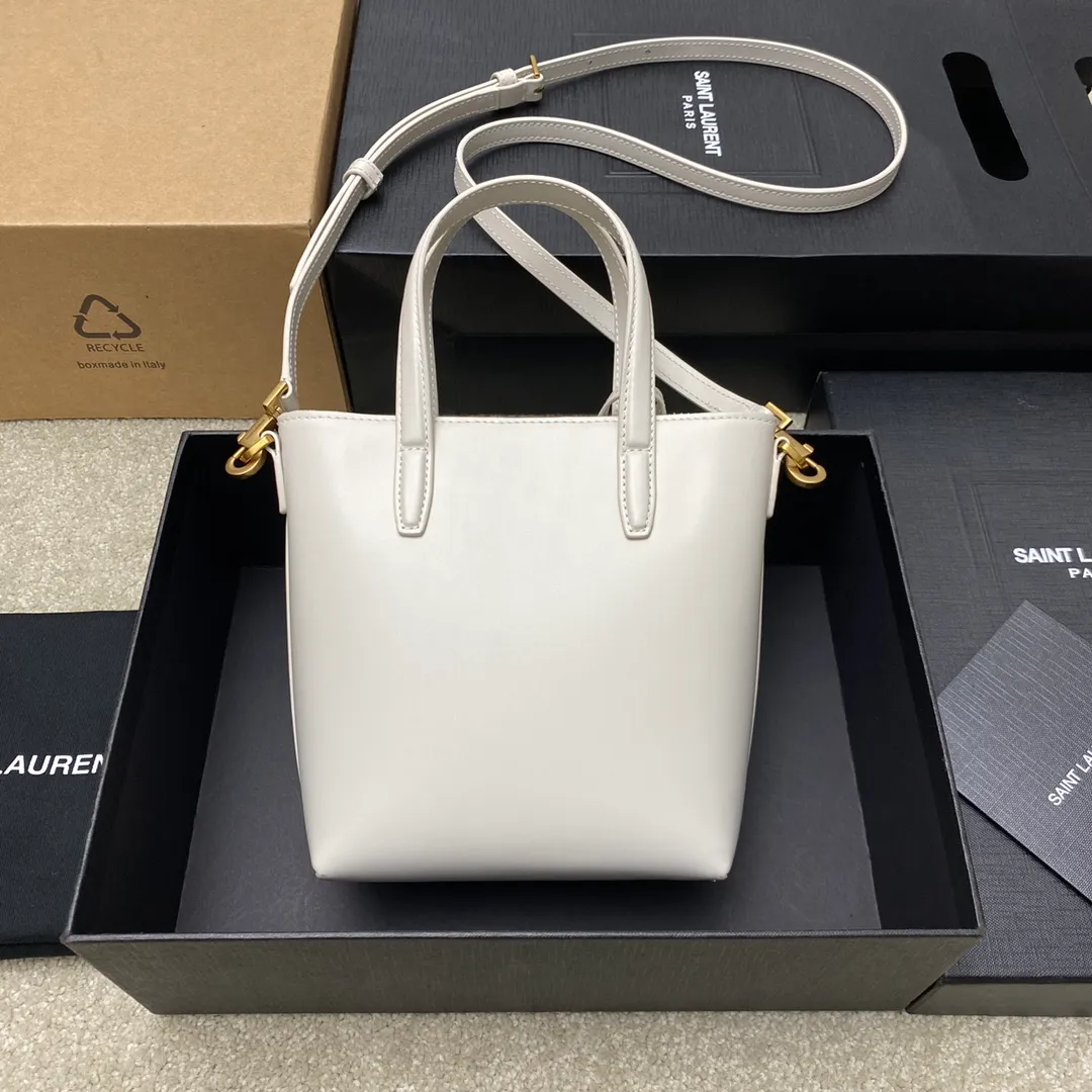 p1500 special grade original milk white plain/gold 🌈New YSL mini plain tote bag This bag must have its place among mini bags! First, it is small enough and cute enough. Second, it has a large enough capacity to hold it. Third, its crocodile pattern embossing is durable enough. With these three points, almost no cute little one can beat it! The design of the small handbag and detachable shoulder strap is also more outstanding in terms of carrying ability. It is so cute and has no shortcomings. I love it! ! It must be developed by ZP, see the comparison chart for similarity! Please rest assured about the quality and leave it to us! 20240580 Model: 773995 [original leather] Size: 18×17×8cm