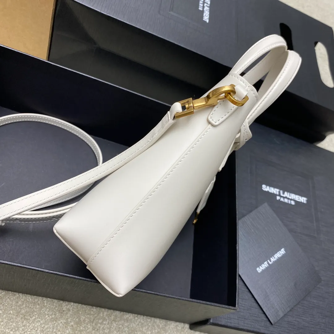 p1500 special grade original milk white plain/gold 🌈New YSL mini plain tote bag This bag must have its place among mini bags! First, it is small enough and cute enough. Second, it has a large enough capacity to hold it. Third, its crocodile pattern embossing is durable enough. With these three points, almost no cute little one can beat it! The design of the small handbag and detachable shoulder strap is also more outstanding in terms of carrying ability. It is so cute and has no shortcomings. I love it! ! It must be developed by ZP, see the comparison chart for similarity! Please rest assured about the quality and leave it to us! 20240580 Model: 773995 [original leather] Size: 18×17×8cm
