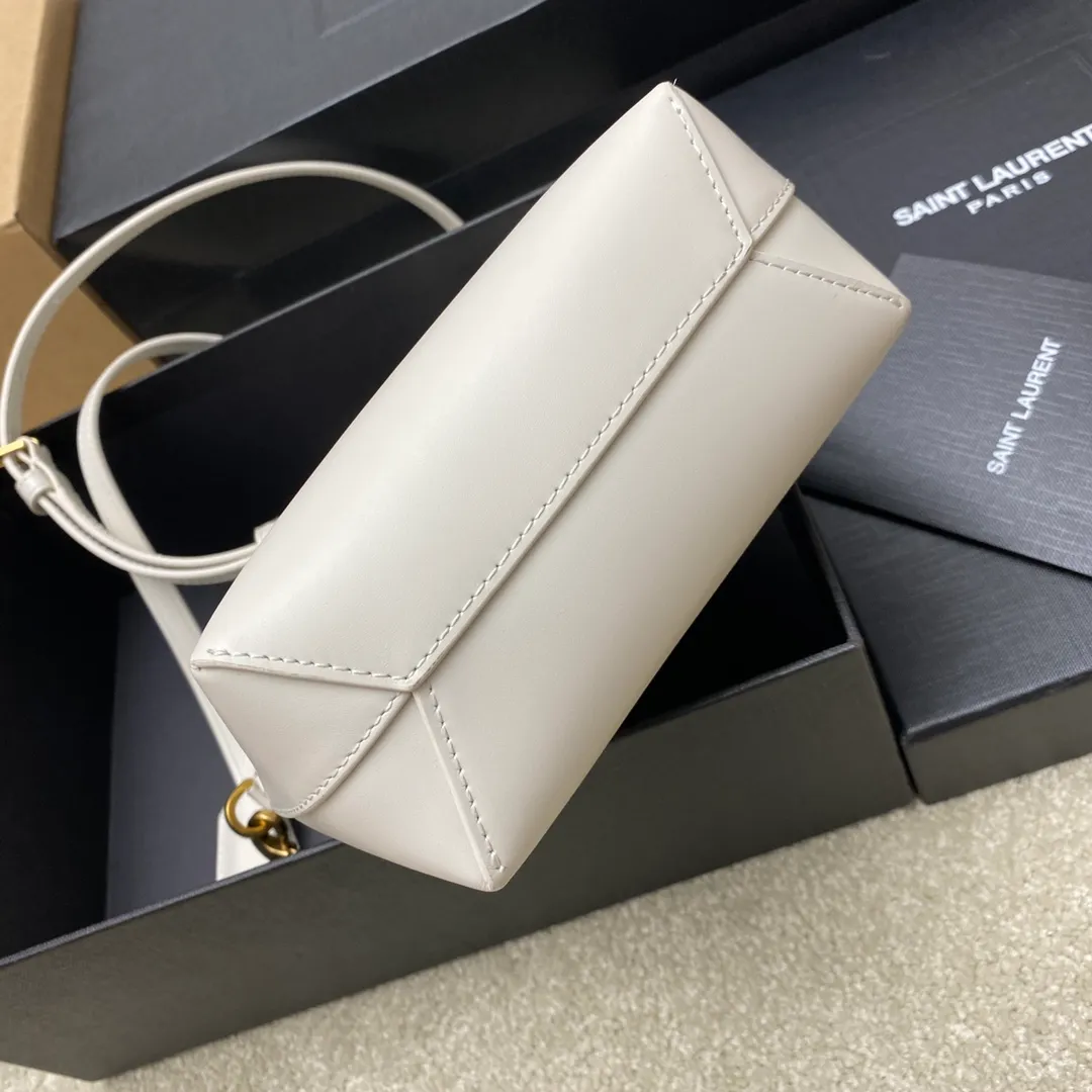 p1500 special grade original milk white plain/gold 🌈New YSL mini plain tote bag This bag must have its place among mini bags! First, it is small enough and cute enough. Second, it has a large enough capacity to hold it. Third, its crocodile pattern embossing is durable enough. With these three points, almost no cute little one can beat it! The design of the small handbag and detachable shoulder strap is also more outstanding in terms of carrying ability. It is so cute and has no shortcomings. I love it! ! It must be developed by ZP, see the comparison chart for similarity! Please rest assured about the quality and leave it to us! 20240580 Model: 773995 [original leather] Size: 18×17×8cm