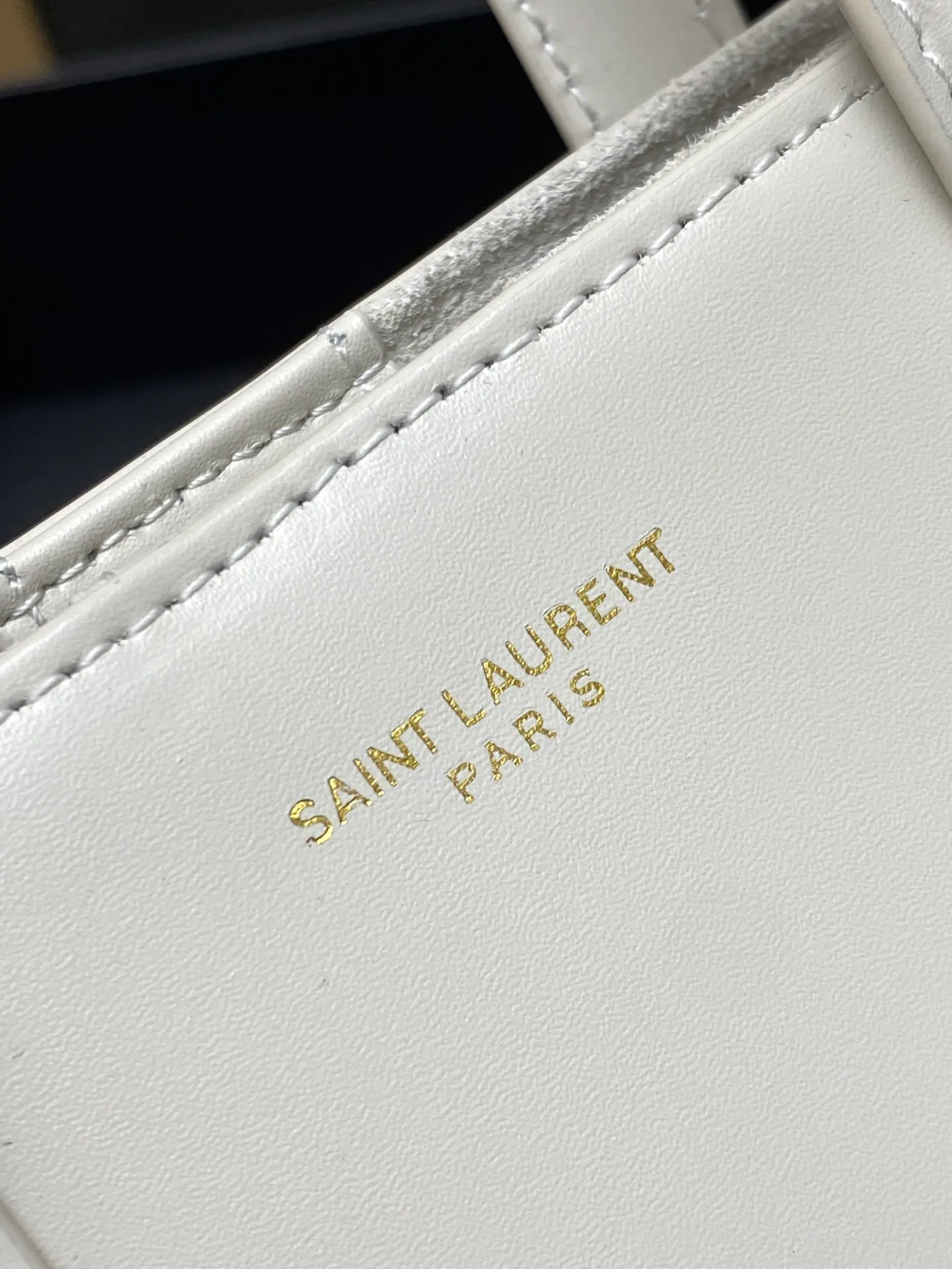 p1500 special grade original milk white plain/gold 🌈New YSL mini plain tote bag This bag must have its place among mini bags! First, it is small enough and cute enough. Second, it has a large enough capacity to hold it. Third, its crocodile pattern embossing is durable enough. With these three points, almost no cute little one can beat it! The design of the small handbag and detachable shoulder strap is also more outstanding in terms of carrying ability. It is so cute and has no shortcomings. I love it! ! It must be developed by ZP, see the comparison chart for similarity! Please rest assured about the quality and leave it to us! 20240580 Model: 773995 [original leather] Size: 18×17×8cm