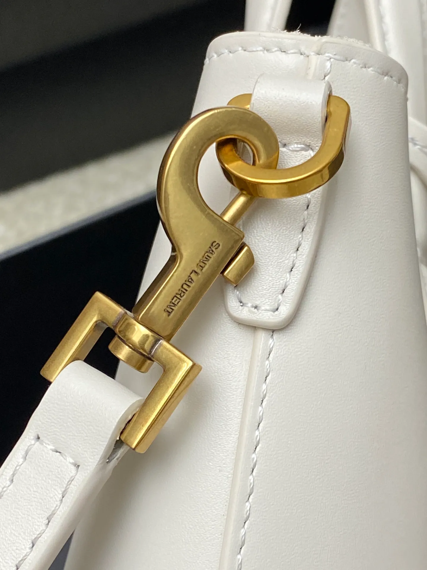 p1500 special grade original milk white plain/gold 🌈New YSL mini plain tote bag This bag must have its place among mini bags! First, it is small enough and cute enough. Second, it has a large enough capacity to hold it. Third, its crocodile pattern embossing is durable enough. With these three points, almost no cute little one can beat it! The design of the small handbag and detachable shoulder strap is also more outstanding in terms of carrying ability. It is so cute and has no shortcomings. I love it! ! It must be developed by ZP, see the comparison chart for similarity! Please rest assured about the quality and leave it to us! 20240580 Model: 773995 [original leather] Size: 18×17×8cm