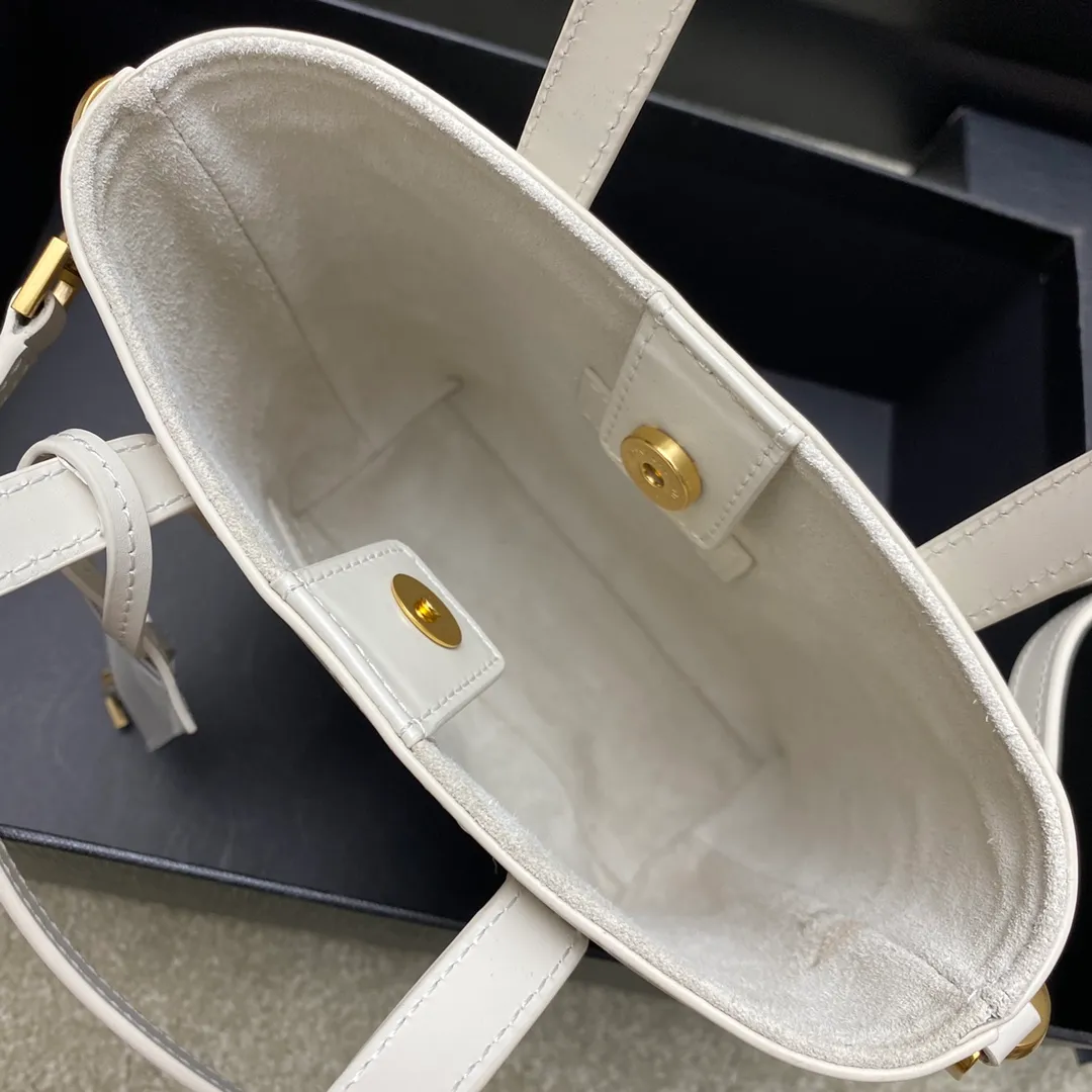 p1500 special grade original milk white plain/gold 🌈New YSL mini plain tote bag This bag must have its place among mini bags! First, it is small enough and cute enough. Second, it has a large enough capacity to hold it. Third, its crocodile pattern embossing is durable enough. With these three points, almost no cute little one can beat it! The design of the small handbag and detachable shoulder strap is also more outstanding in terms of carrying ability. It is so cute and has no shortcomings. I love it! ! It must be developed by ZP, see the comparison chart for similarity! Please rest assured about the quality and leave it to us! 20240580 Model: 773995 [original leather] Size: 18×17×8cm