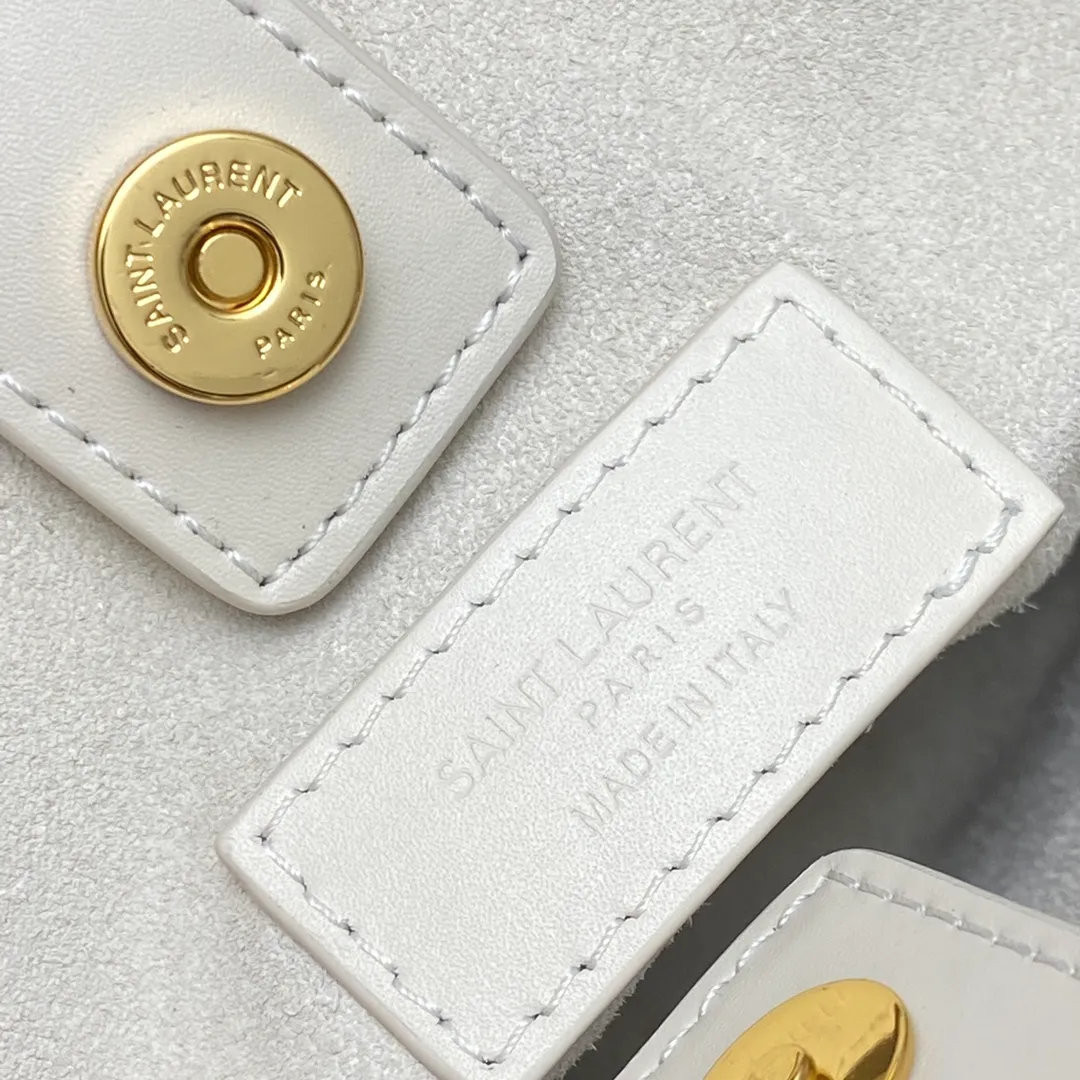 p1500 special grade original milk white plain/gold 🌈New YSL mini plain tote bag This bag must have its place among mini bags! First, it is small enough and cute enough. Second, it has a large enough capacity to hold it. Third, its crocodile pattern embossing is durable enough. With these three points, almost no cute little one can beat it! The design of the small handbag and detachable shoulder strap is also more outstanding in terms of carrying ability. It is so cute and has no shortcomings. I love it! ! It must be developed by ZP, see the comparison chart for similarity! Please rest assured about the quality and leave it to us! 20240580 Model: 773995 [original leather] Size: 18×17×8cm