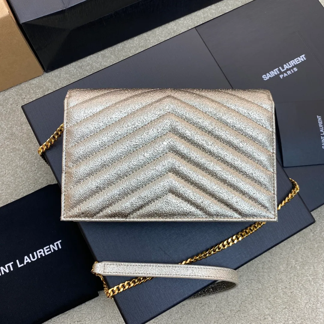 💰1160 champagne gold/gold buckle 🌈woc small envelope bag original leather version👍 Speaking of envelope bags, this one from the Y family must have a name! The entire bag is made of original caviar cowhide, with a three-dimensional shape and a comfortable feel! The detachable shoulder strap design enriches the versatility of the bag. The shoulder strap can be removed and used directly as a handbag & evening bag. It has multiple built-in card slots, which is extremely practical. You can bring your mobile phone and cards with you when you go out, and it can take you around the world easily‼ ️20230580 Model: 441974 [original leather] Size: 19*11.5*4cm