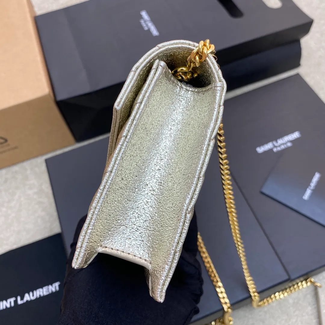 💰1160 champagne gold/gold buckle 🌈woc small envelope bag original leather version👍 Speaking of envelope bags, this one from the Y family must have a name! The entire bag is made of original caviar cowhide, with a three-dimensional shape and a comfortable feel! The detachable shoulder strap design enriches the versatility of the bag. The shoulder strap can be removed and used directly as a handbag & evening bag. It has multiple built-in card slots, which is extremely practical. You can bring your mobile phone and cards with you when you go out, and it can take you around the world easily‼ ️20230580 Model: 441974 [original leather] Size: 19*11.5*4cm