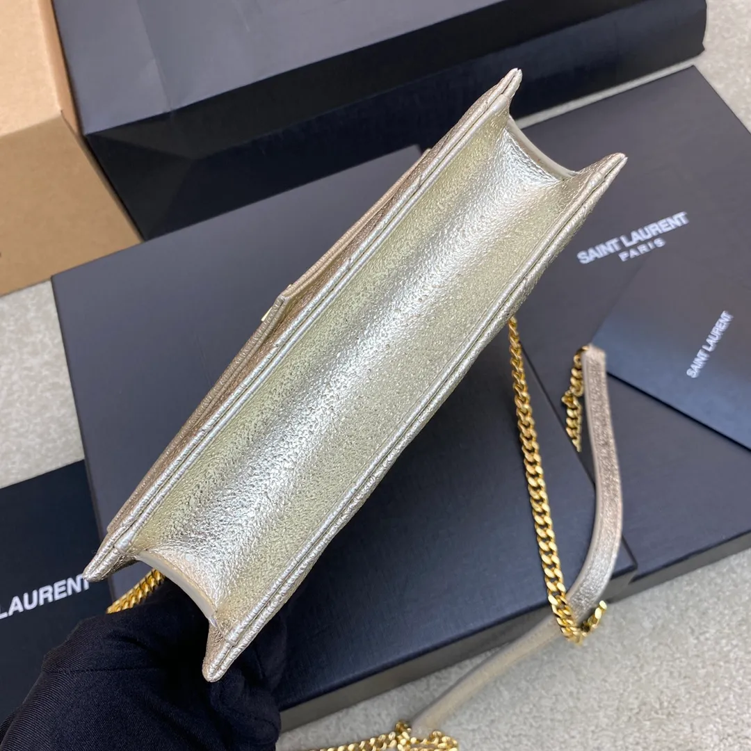 💰1160 champagne gold/gold buckle 🌈woc small envelope bag original leather version👍 Speaking of envelope bags, this one from the Y family must have a name! The entire bag is made of original caviar cowhide, with a three-dimensional shape and a comfortable feel! The detachable shoulder strap design enriches the versatility of the bag. The shoulder strap can be removed and used directly as a handbag & evening bag. It has multiple built-in card slots, which is extremely practical. You can bring your mobile phone and cards with you when you go out, and it can take you around the world easily‼ ️20230580 Model: 441974 [original leather] Size: 19*11.5*4cm