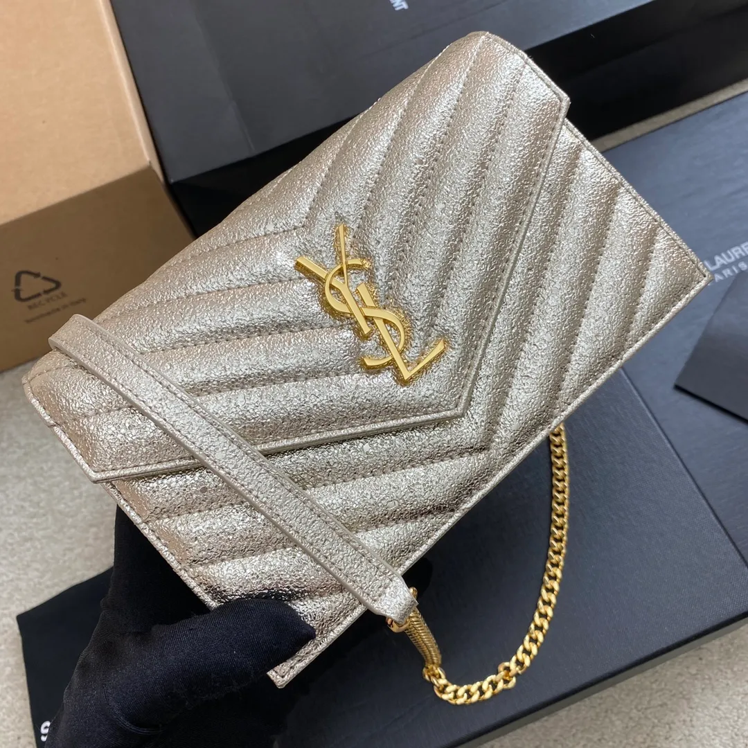 💰1160 champagne gold/gold buckle 🌈woc small envelope bag original leather version👍 Speaking of envelope bags, this one from the Y family must have a name! The entire bag is made of original caviar cowhide, with a three-dimensional shape and a comfortable feel! The detachable shoulder strap design enriches the versatility of the bag. The shoulder strap can be removed and used directly as a handbag & evening bag. It has multiple built-in card slots, which is extremely practical. You can bring your mobile phone and cards with you when you go out, and it can take you around the world easily‼ ️20230580 Model: 441974 [original leather] Size: 19*11.5*4cm
