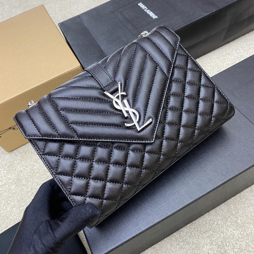Black ball pattern/silver buckle 🌈𝑬𝒏𝒗𝒆𝒍𝒐𝒑𝒆 Medium grained embossed quilted genuine leather envelope bag, classic is eternal, the sky-high V pattern and rhombus caviar pattern, Italian original cowhide with eye-catching Y family logo, all in one, stylish and stylish! One chain and three backs, single chain cross-body, double chain single back, single chain single back are all perfect🤗Little fairies of different heights, there is always a way to carry it that suits you❤️20230750 Model: 392739 [original leather] Size: 24x17.5x6cm