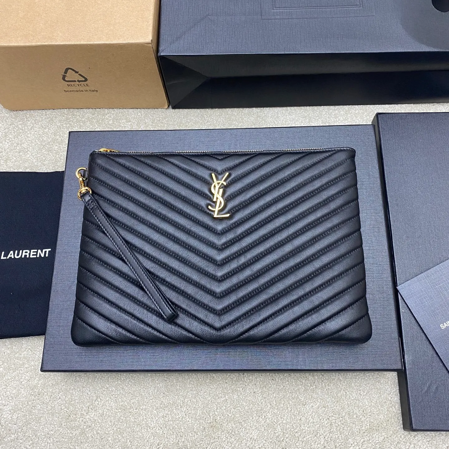 💰920 black sheepskin/gold 🌈YSL Saint Laurent Paris new black classic clutch calfskin zipper, soft and shiny elegant and generous quilting process rhombus quilted soft lambskin clutch! Exquisite craftsmanship creates every detail, from touch to texture, exuding high-end elegance! 20250460 Model: 559193 [original leather] Size: 30x21cm (medium size)