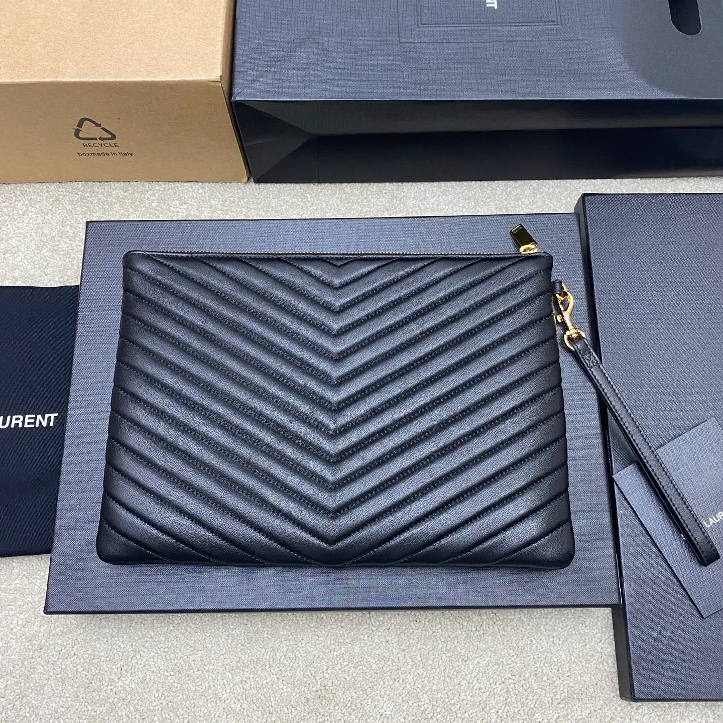 💰920 black sheepskin/gold 🌈YSL Saint Laurent Paris new black classic clutch calfskin zipper, soft and shiny elegant and generous quilting process rhombus quilted soft lambskin clutch! Exquisite craftsmanship creates every detail, from touch to texture, exuding high-end elegance! 20250460 Model: 559193 [original leather] Size: 30x21cm (medium size)