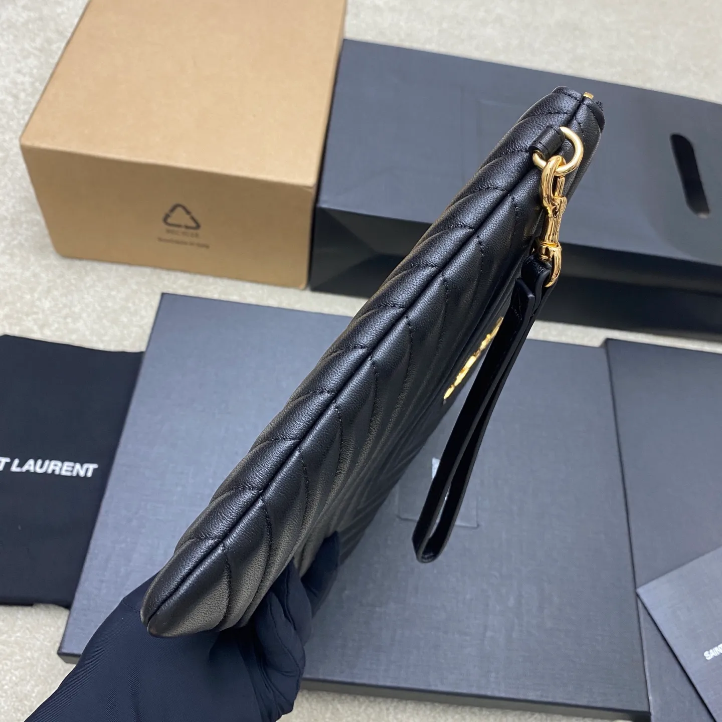 💰920 black sheepskin/gold 🌈YSL Saint Laurent Paris new black classic clutch calfskin zipper, soft and shiny elegant and generous quilting process rhombus quilted soft lambskin clutch! Exquisite craftsmanship creates every detail, from touch to texture, exuding high-end elegance! 20250460 Model: 559193 [original leather] Size: 30x21cm (medium size)