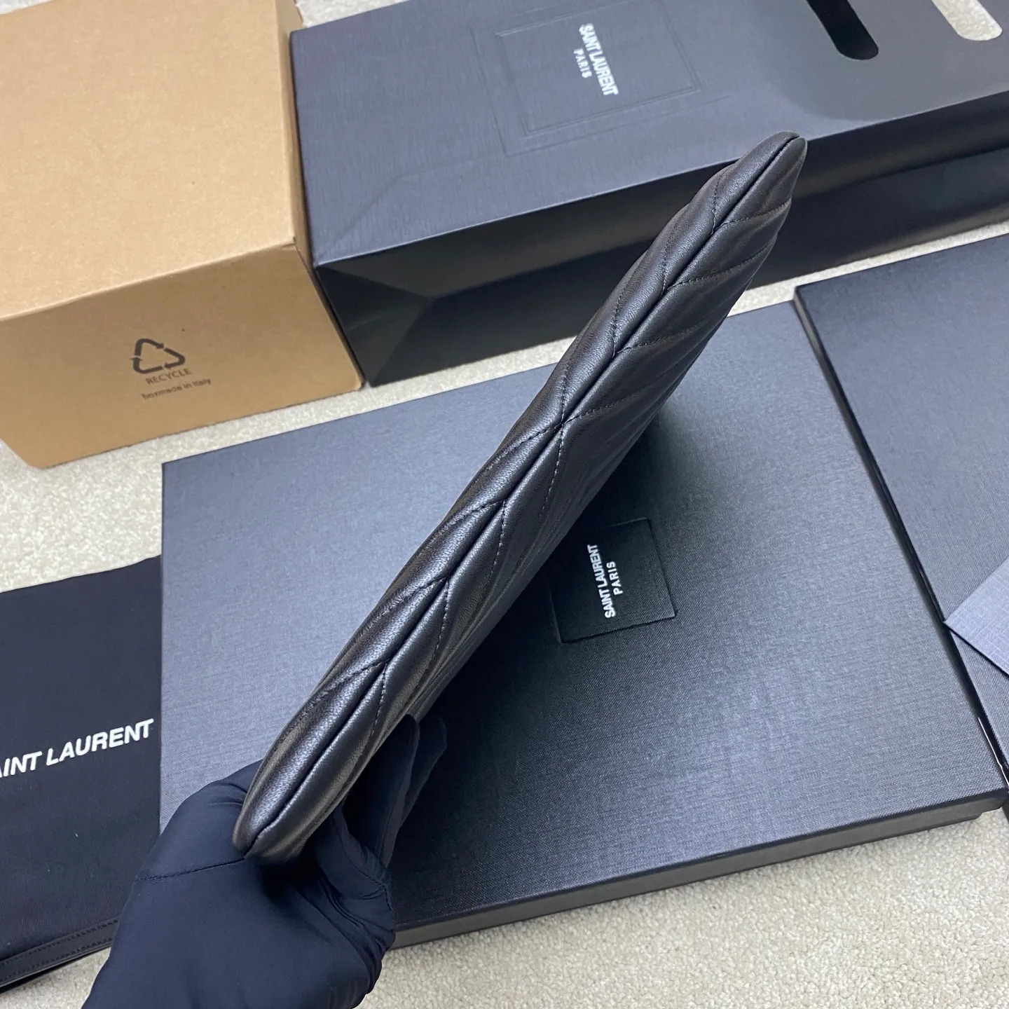 💰920 black sheepskin/gold 🌈YSL Saint Laurent Paris new black classic clutch calfskin zipper, soft and shiny elegant and generous quilting process rhombus quilted soft lambskin clutch! Exquisite craftsmanship creates every detail, from touch to texture, exuding high-end elegance! 20250460 Model: 559193 [original leather] Size: 30x21cm (medium size)