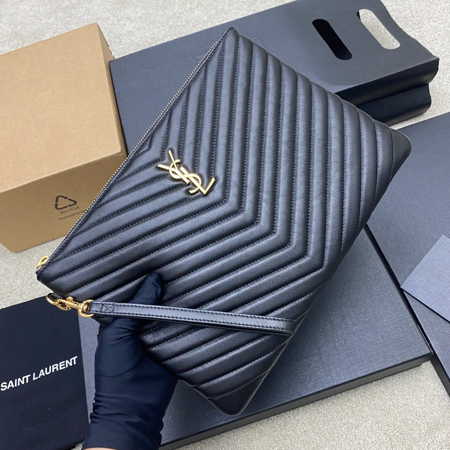 💰920 black sheepskin/gold 🌈YSL Saint Laurent Paris new black classic clutch calfskin zipper, soft and shiny elegant and generous quilting process rhombus quilted soft lambskin clutch! Exquisite craftsmanship creates every detail, from touch to texture, exuding high-end elegance! 20250460 Model: 559193 [original leather] Size: 30x21cm (medium size)