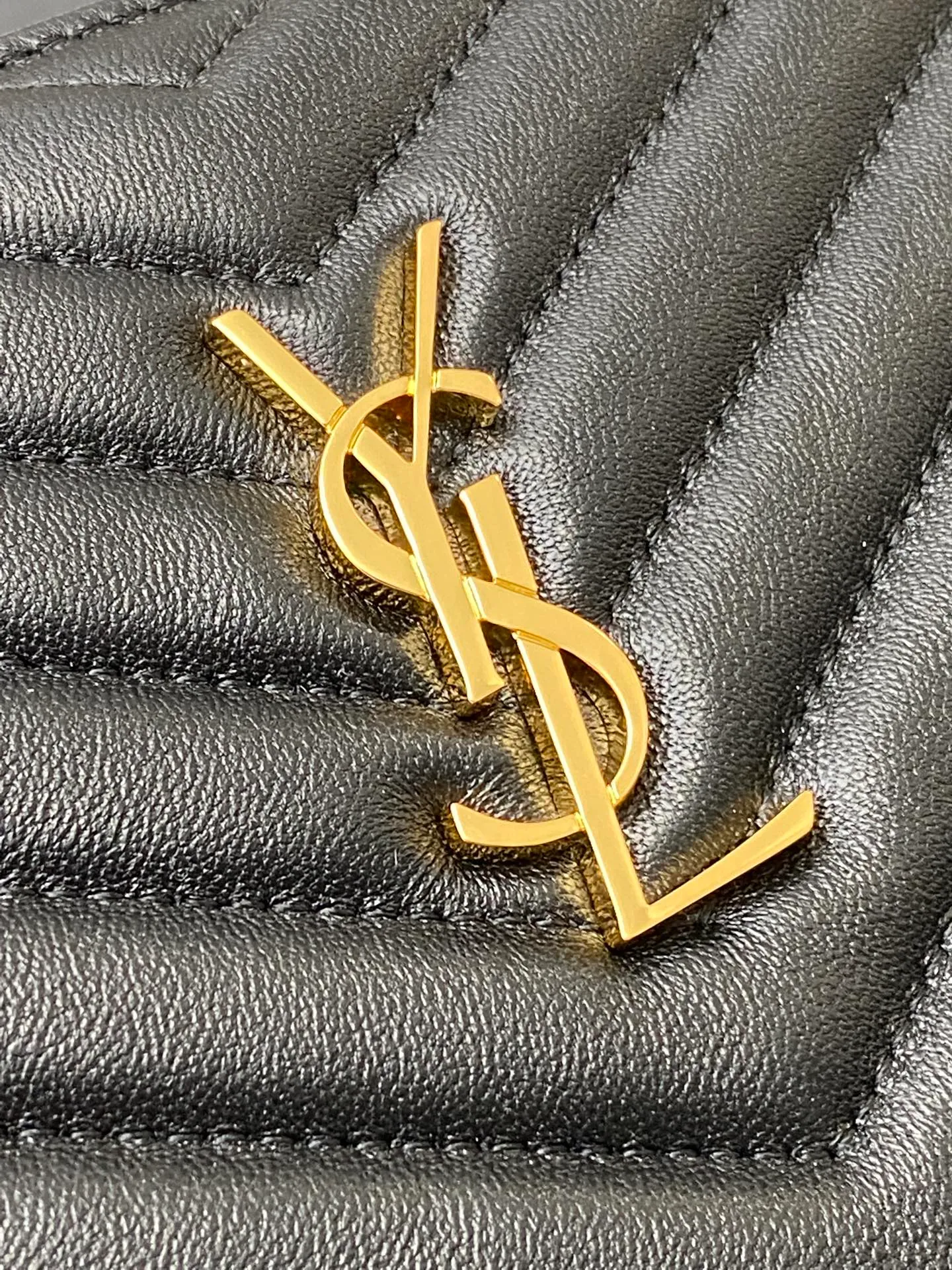 💰920 black sheepskin/gold 🌈YSL Saint Laurent Paris new black classic clutch calfskin zipper, soft and shiny elegant and generous quilting process rhombus quilted soft lambskin clutch! Exquisite craftsmanship creates every detail, from touch to texture, exuding high-end elegance! 20250460 Model: 559193 [original leather] Size: 30x21cm (medium size)