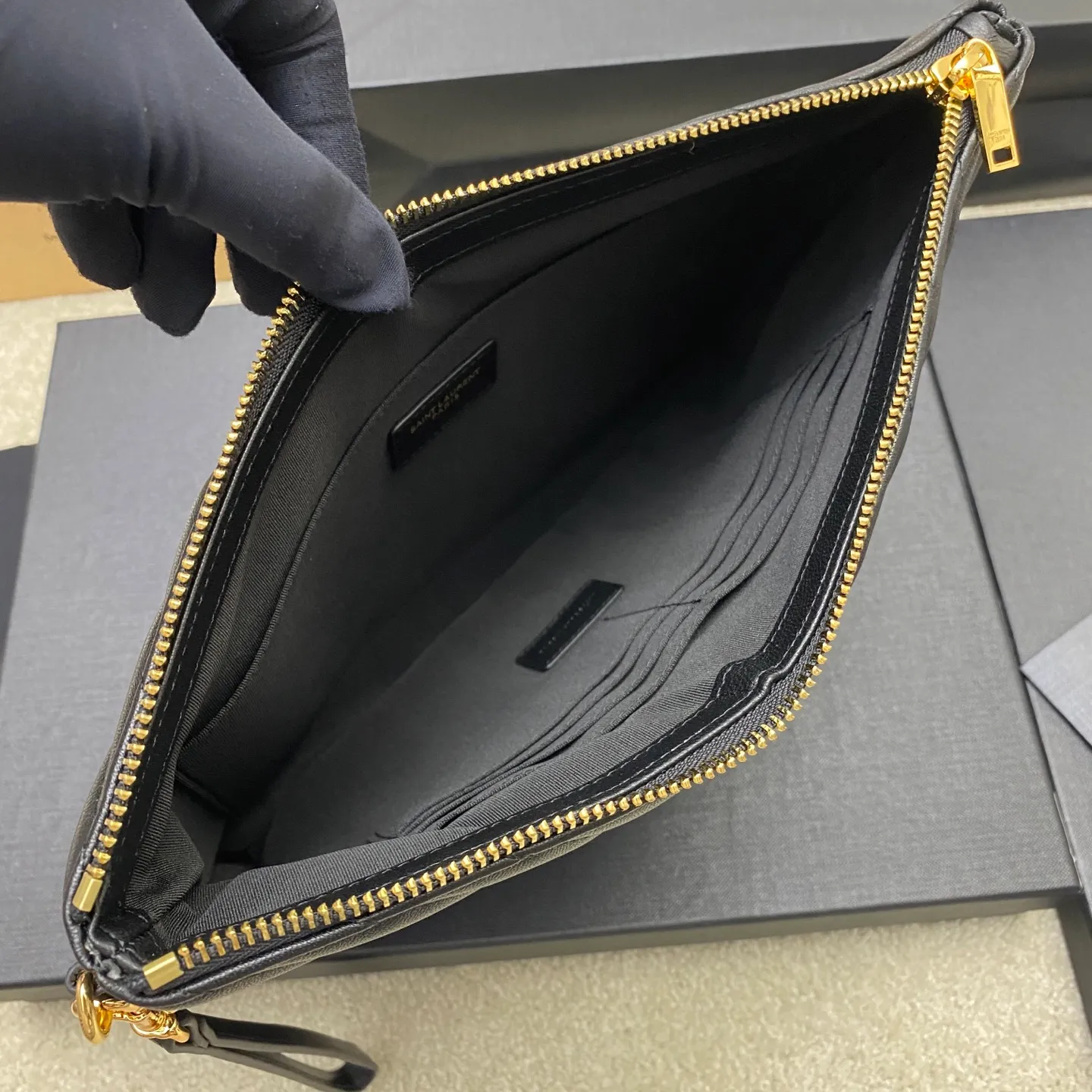 💰920 black sheepskin/gold 🌈YSL Saint Laurent Paris new black classic clutch calfskin zipper, soft and shiny elegant and generous quilting process rhombus quilted soft lambskin clutch! Exquisite craftsmanship creates every detail, from touch to texture, exuding high-end elegance! 20250460 Model: 559193 [original leather] Size: 30x21cm (medium size)