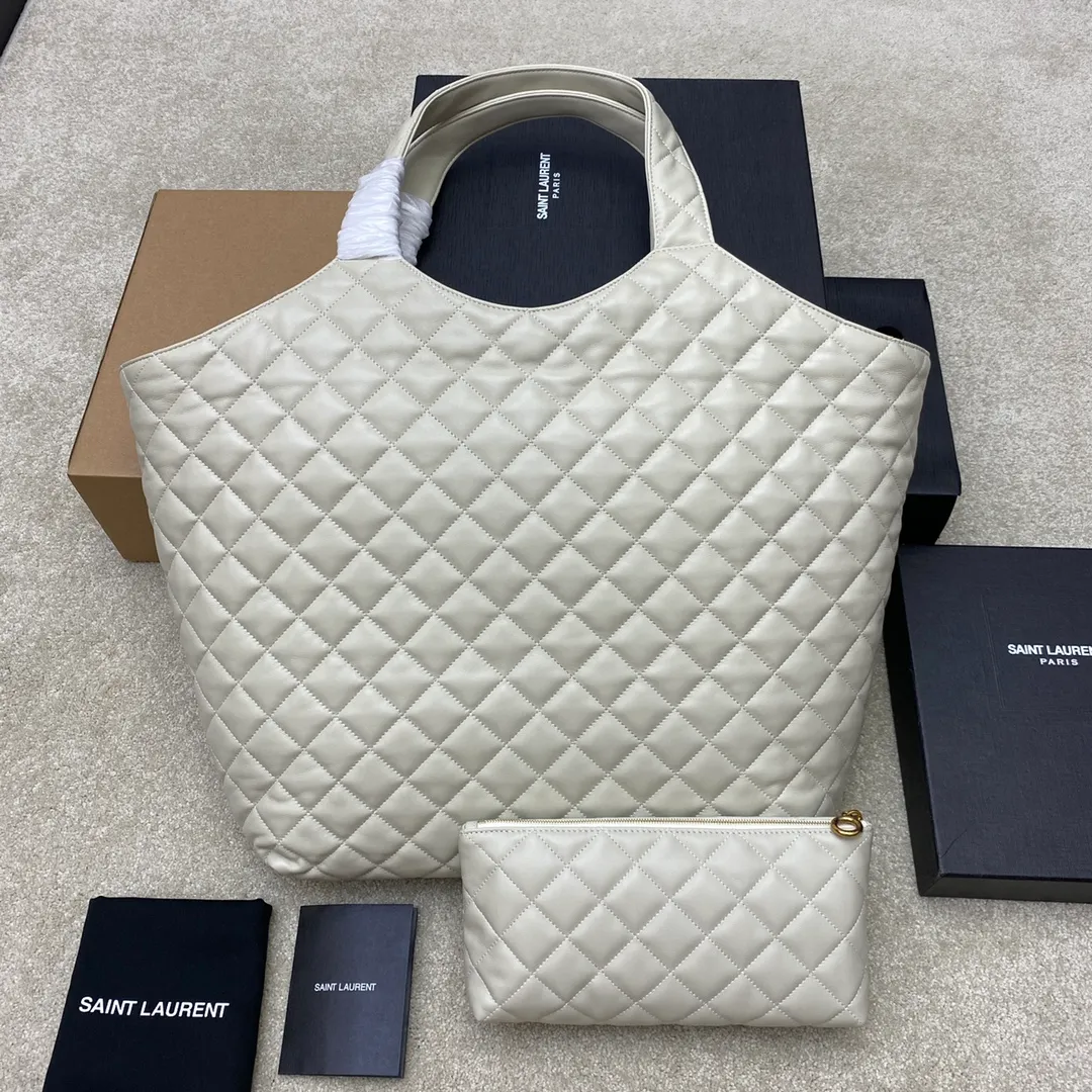 White sheepskin/antique gold 🌈ICARE tote bag ~ shopping bag, the ICARE tote bag that is popular all over the Internet, "free and hot, comfortable and comfortable, elegance is you, and casualness is also you" - Saint Laurent 22 spring and summer new product launch tote bag, retro diamond lattice and precision detail craftsmanship, ICARE has also achieved true exquisiteness in the details! As the latest style, ICARE will definitely show different effects in the bag regardless of the appearance, material and practicality♥️ It can be used by both men and women. The oversized logo design, the letter surface is shaped, has a sculptural and artistic style, it is very eye-catching, so cool, so cool😎I was stunned👄 [This model does not come with packaging] 202201200 Model: 698651 [Original leather] Size: Bottom width 38CM*top width 58*height 43CM*thickness 8cm