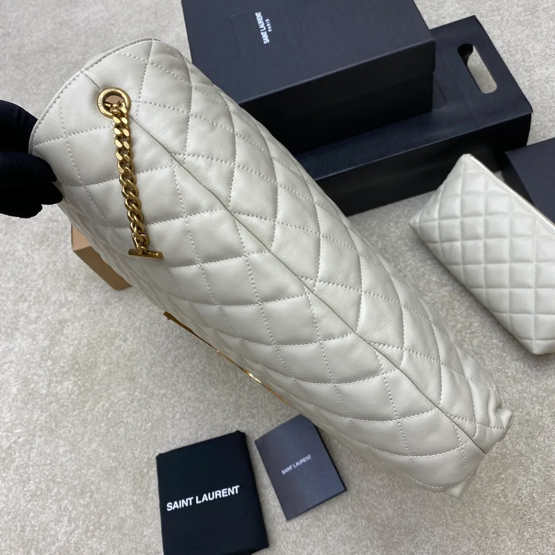 White sheepskin/antique gold 🌈ICARE tote bag ~ shopping bag, the ICARE tote bag that is popular all over the Internet, "free and hot, comfortable and comfortable, elegance is you, and casualness is also you" - Saint Laurent 22 spring and summer new product launch tote bag, retro diamond lattice and precision detail craftsmanship, ICARE has also achieved true exquisiteness in the details! As the latest style, ICARE will definitely show different effects in the bag regardless of the appearance, material and practicality♥️ It can be used by both men and women. The oversized logo design, the letter surface is shaped, has a sculptural and artistic style, it is very eye-catching, so cool, so cool😎I was stunned👄 [This model does not come with packaging] 202201200 Model: 698651 [Original leather] Size: Bottom width 38CM*top width 58*height 43CM*thickness 8cm