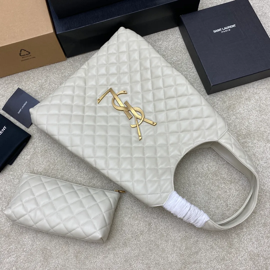 White sheepskin/antique gold 🌈ICARE tote bag ~ shopping bag, the ICARE tote bag that is popular all over the Internet, "free and hot, comfortable and comfortable, elegance is you, and casualness is also you" - Saint Laurent 22 spring and summer new product launch tote bag, retro diamond lattice and precision detail craftsmanship, ICARE has also achieved true exquisiteness in the details! As the latest style, ICARE will definitely show different effects in the bag regardless of the appearance, material and practicality♥️ It can be used by both men and women. The oversized logo design, the letter surface is shaped, has a sculptural and artistic style, it is very eye-catching, so cool, so cool😎I was stunned👄 [This model does not come with packaging] 202201200 Model: 698651 [Original leather] Size: Bottom width 38CM*top width 58*height 43CM*thickness 8cm