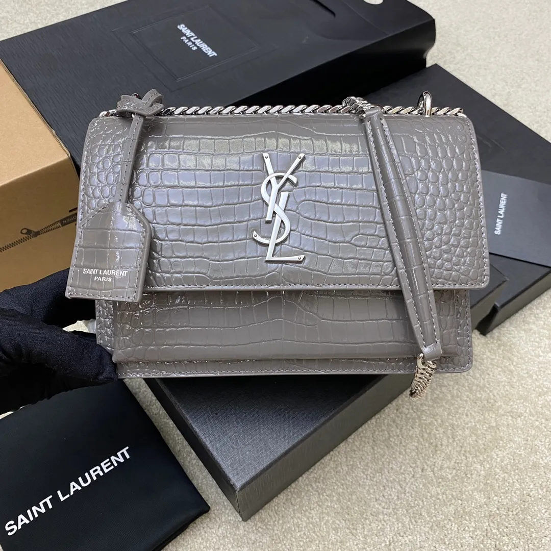 Dark gray crocodile pattern/white steel 🌈𝑺𝒖𝒏𝒔𝒆𝒕 𝟮𝟮𝒄𝒎#Classic luxury crocodile pattern sunset bag original leather version! Friends who like crocodile pattern bags cannot miss this one! High-quality genuine leather, genuine mold-opening hardware, pursuing every detail, striving to be infinitely close to ZP👍20210750 Size: 22x8x16cm Model: 442906 [Original leather]