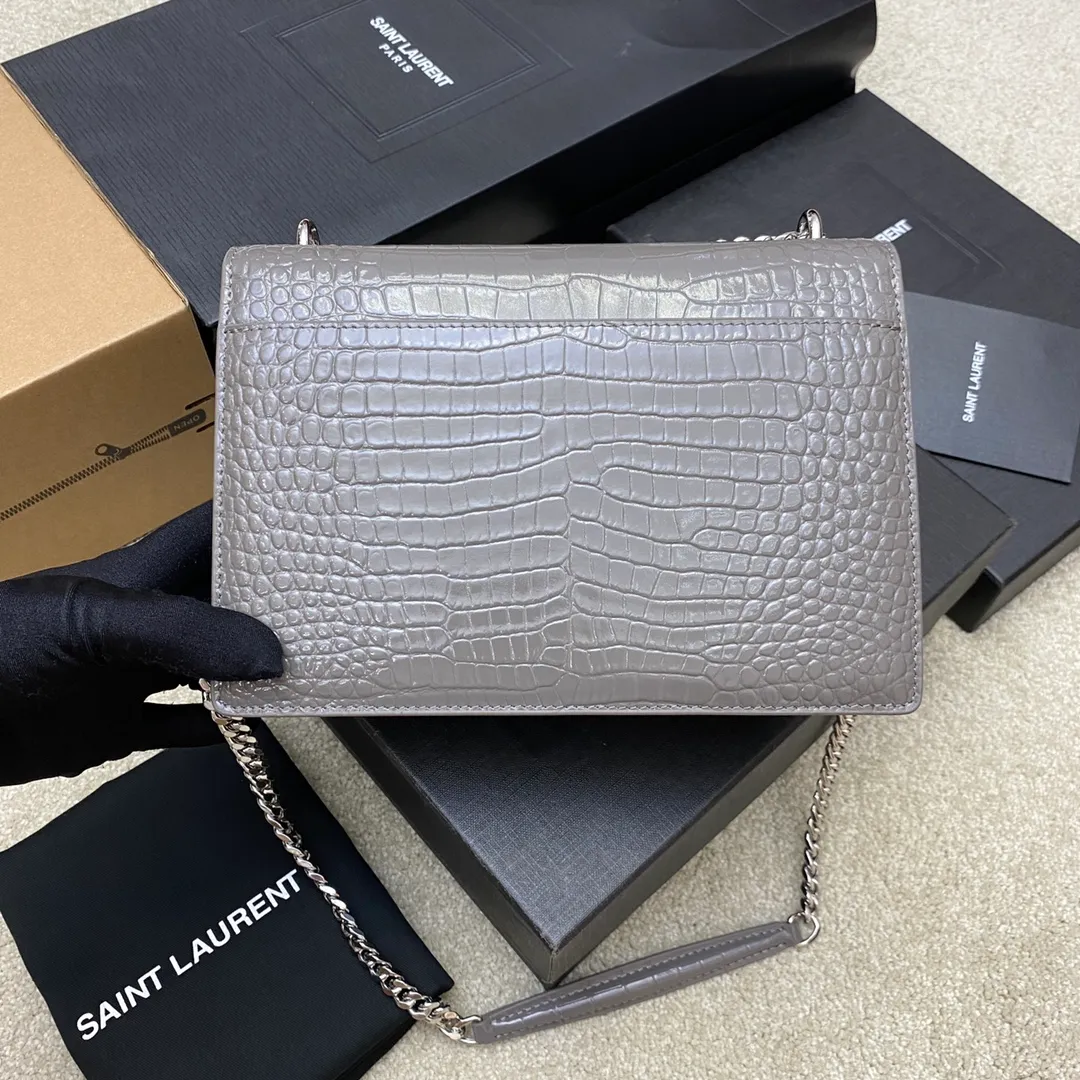 Dark gray crocodile pattern/white steel 🌈𝑺𝒖𝒏𝒔𝒆𝒕 𝟮𝟮𝒄𝒎#Classic luxury crocodile pattern sunset bag original leather version! Friends who like crocodile pattern bags cannot miss this one! High-quality genuine leather, genuine mold-opening hardware, pursuing every detail, striving to be infinitely close to ZP👍20210750 Size: 22x8x16cm Model: 442906 [Original leather]