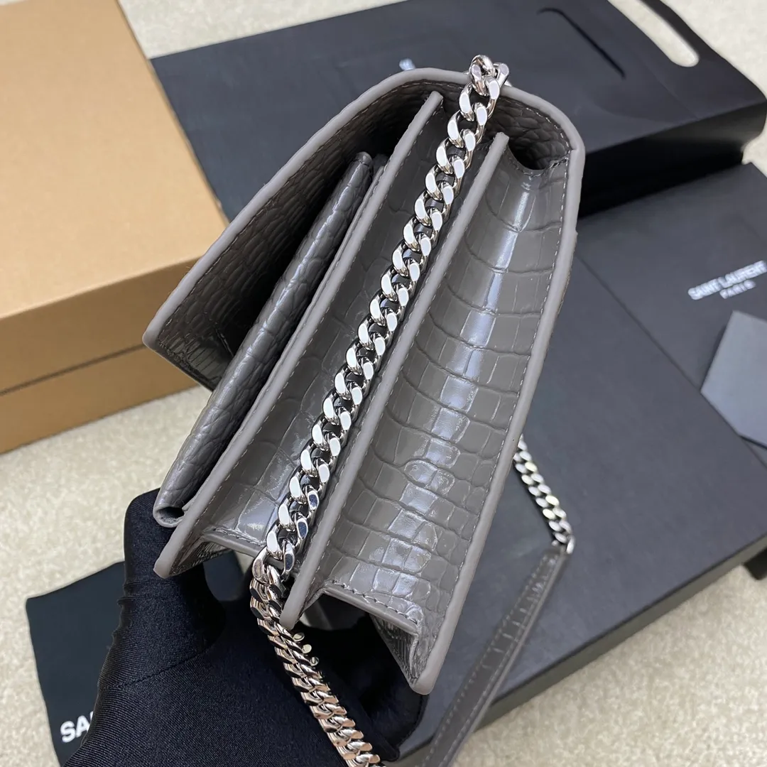 Dark gray crocodile pattern/white steel 🌈𝑺𝒖𝒏𝒔𝒆𝒕 𝟮𝟮𝒄𝒎#Classic luxury crocodile pattern sunset bag original leather version! Friends who like crocodile pattern bags cannot miss this one! High-quality genuine leather, genuine mold-opening hardware, pursuing every detail, striving to be infinitely close to ZP👍20210750 Size: 22x8x16cm Model: 442906 [Original leather]