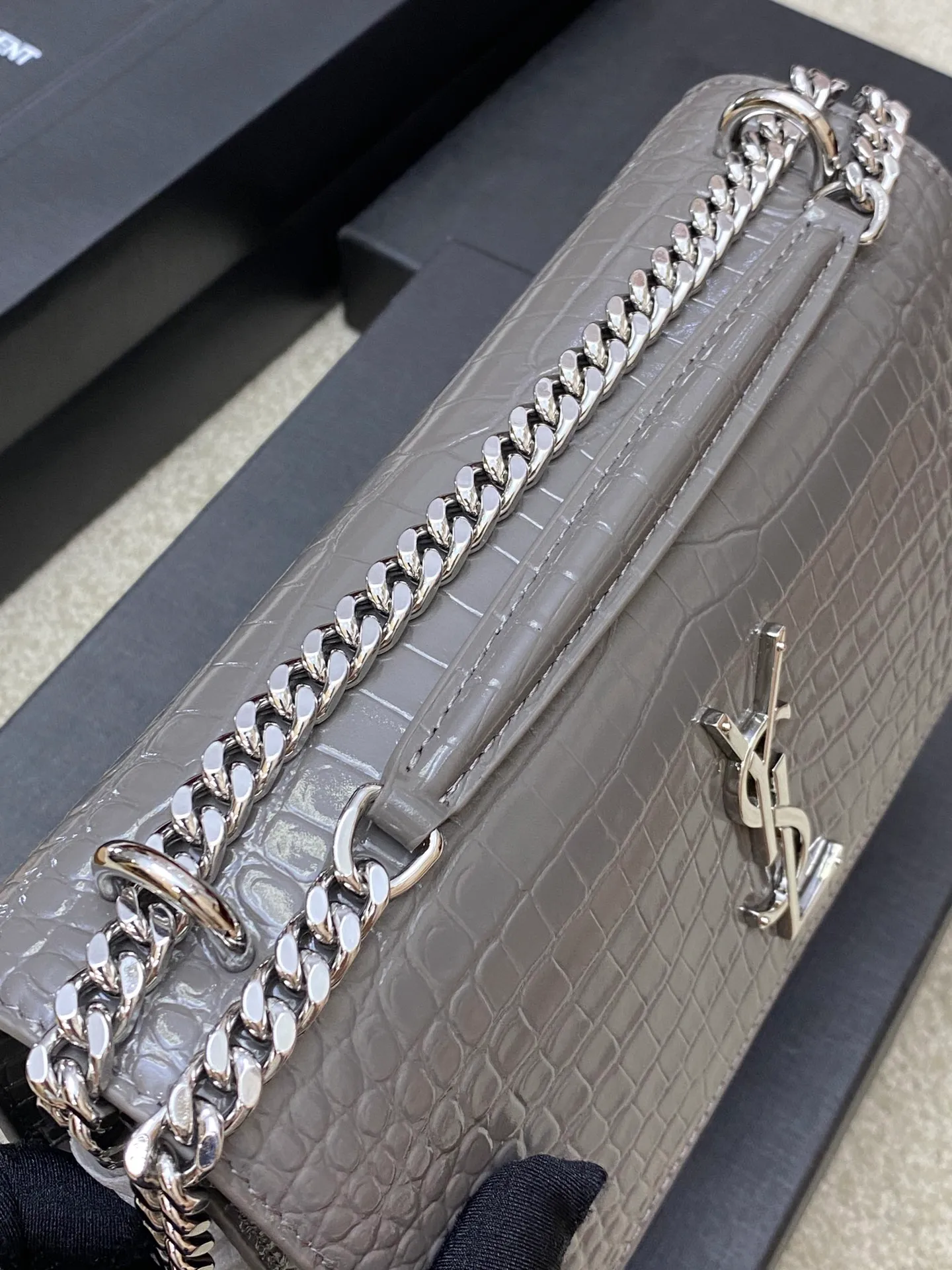 Dark gray crocodile pattern/white steel 🌈𝑺𝒖𝒏𝒔𝒆𝒕 𝟮𝟮𝒄𝒎#Classic luxury crocodile pattern sunset bag original leather version! Friends who like crocodile pattern bags cannot miss this one! High-quality genuine leather, genuine mold-opening hardware, pursuing every detail, striving to be infinitely close to ZP👍20210750 Size: 22x8x16cm Model: 442906 [Original leather]