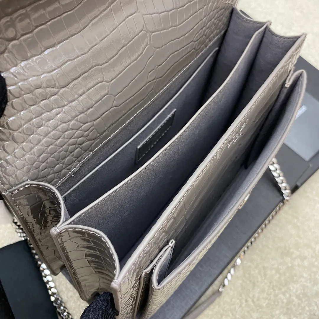 Dark gray crocodile pattern/white steel 🌈𝑺𝒖𝒏𝒔𝒆𝒕 𝟮𝟮𝒄𝒎#Classic luxury crocodile pattern sunset bag original leather version! Friends who like crocodile pattern bags cannot miss this one! High-quality genuine leather, genuine mold-opening hardware, pursuing every detail, striving to be infinitely close to ZP👍20210750 Size: 22x8x16cm Model: 442906 [Original leather]