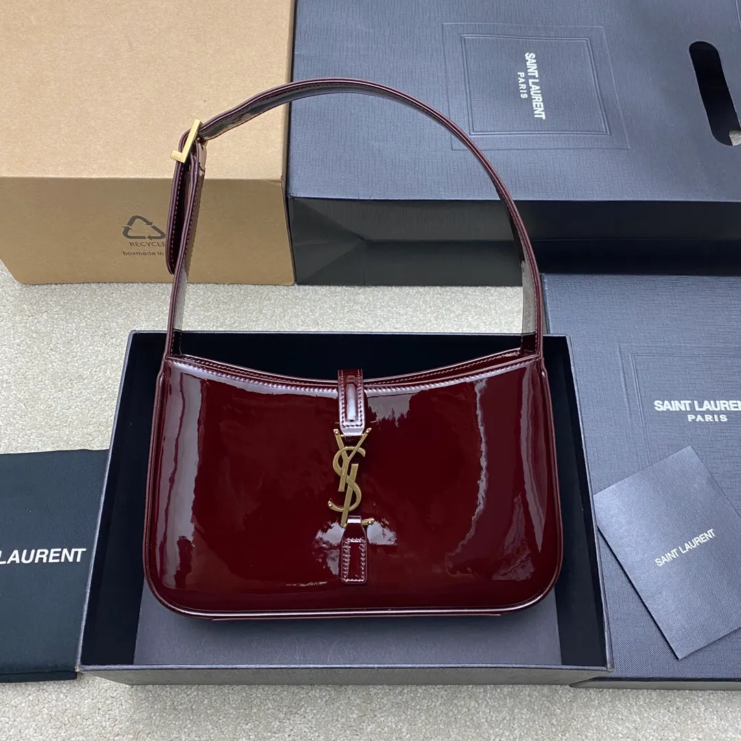 💰1160 Patent leather burgundy/gold 🌈2024 spring and summer new patent leather armpit bag! Le5A7 Bag Wandering Bag Highly Recommended 👍 One of this year’s treasure bags! Minimalist shape + metal logo buckle opening and closing design, adjustable shoulder straps, simple, beautiful and high-end! The bag is light and easy to match, so it looks so beautiful! The bag has sufficient capacity and is convenient for frying chicken on the street every day. Little fairies who like armpit bags must carry it! Temperament and appearance are integrated into one ~ amazing! 20240580 Style number: 657228 [Original leather] Size: 24.5 X14X6cm