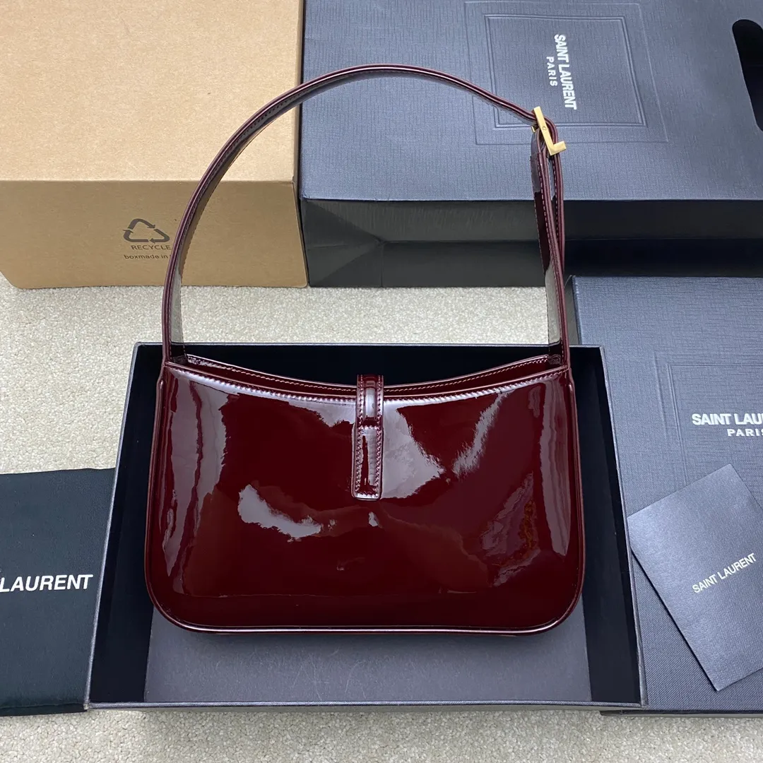 💰1160 Patent leather burgundy/gold 🌈2024 spring and summer new patent leather armpit bag! Le5A7 Bag Wandering Bag Highly Recommended 👍 One of this year’s treasure bags! Minimalist shape + metal logo buckle opening and closing design, adjustable shoulder straps, simple, beautiful and high-end! The bag is light and easy to match, so it looks so beautiful! The bag has sufficient capacity and is convenient for frying chicken on the street every day. Little fairies who like armpit bags must carry it! Temperament and appearance are integrated into one ~ amazing! 20240580 Style number: 657228 [Original leather] Size: 24.5 X14X6cm