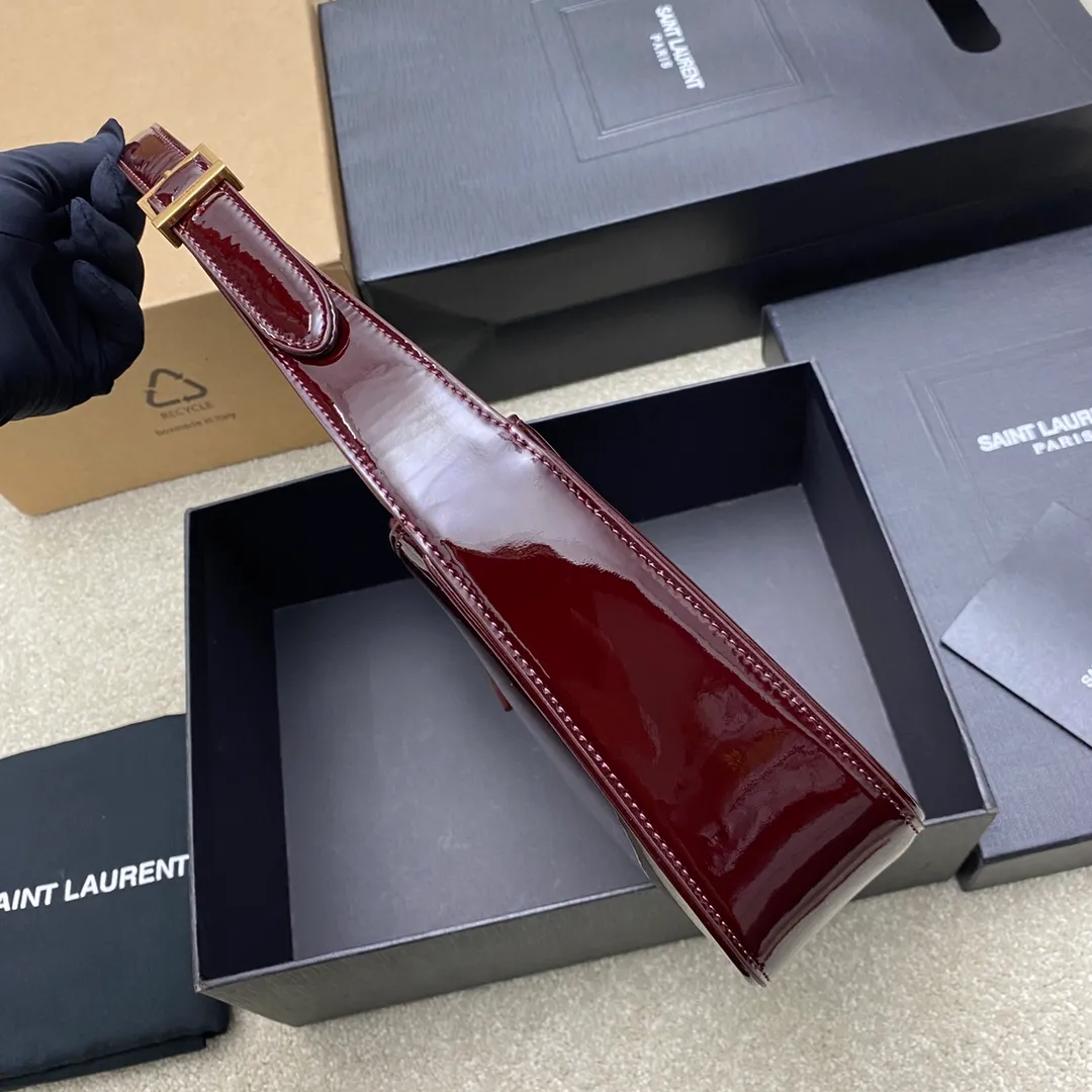 💰1160 Patent leather burgundy/gold 🌈2024 spring and summer new patent leather armpit bag! Le5A7 Bag Wandering Bag Highly Recommended 👍 One of this year’s treasure bags! Minimalist shape + metal logo buckle opening and closing design, adjustable shoulder straps, simple, beautiful and high-end! The bag is light and easy to match, so it looks so beautiful! The bag has sufficient capacity and is convenient for frying chicken on the street every day. Little fairies who like armpit bags must carry it! Temperament and appearance are integrated into one ~ amazing! 20240580 Style number: 657228 [Original leather] Size: 24.5 X14X6cm