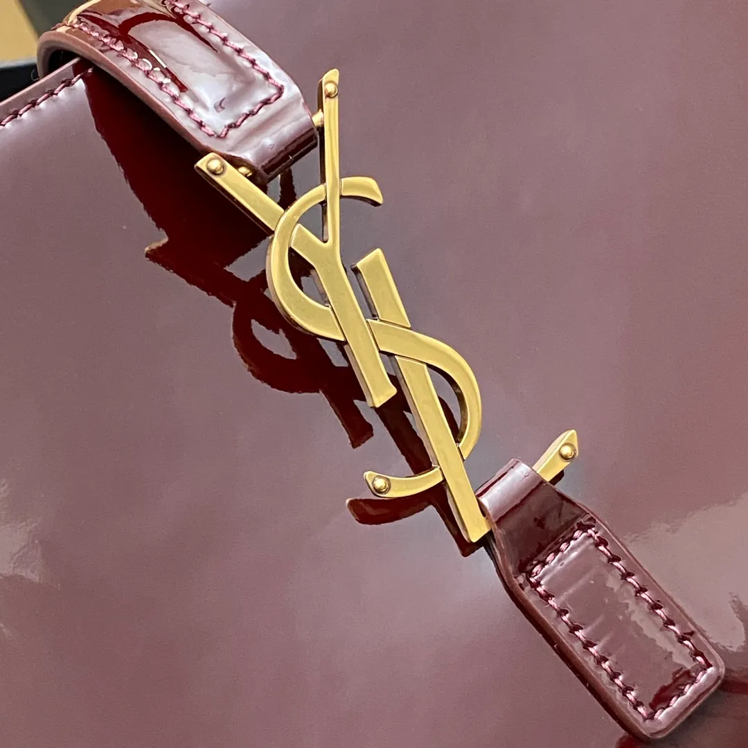 💰1160 Patent leather burgundy/gold 🌈2024 spring and summer new patent leather armpit bag! Le5A7 Bag Wandering Bag Highly Recommended 👍 One of this year’s treasure bags! Minimalist shape + metal logo buckle opening and closing design, adjustable shoulder straps, simple, beautiful and high-end! The bag is light and easy to match, so it looks so beautiful! The bag has sufficient capacity and is convenient for frying chicken on the street every day. Little fairies who like armpit bags must carry it! Temperament and appearance are integrated into one ~ amazing! 20240580 Style number: 657228 [Original leather] Size: 24.5 X14X6cm