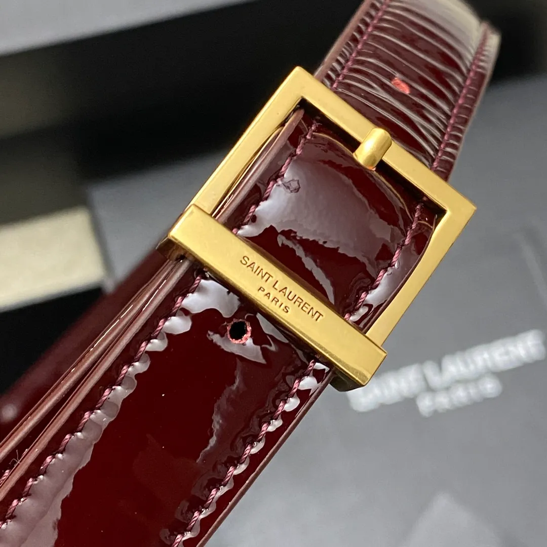 💰1160 Patent leather burgundy/gold 🌈2024 spring and summer new patent leather armpit bag! Le5A7 Bag Wandering Bag Highly Recommended 👍 One of this year’s treasure bags! Minimalist shape + metal logo buckle opening and closing design, adjustable shoulder straps, simple, beautiful and high-end! The bag is light and easy to match, so it looks so beautiful! The bag has sufficient capacity and is convenient for frying chicken on the street every day. Little fairies who like armpit bags must carry it! Temperament and appearance are integrated into one ~ amazing! 20240580 Style number: 657228 [Original leather] Size: 24.5 X14X6cm
