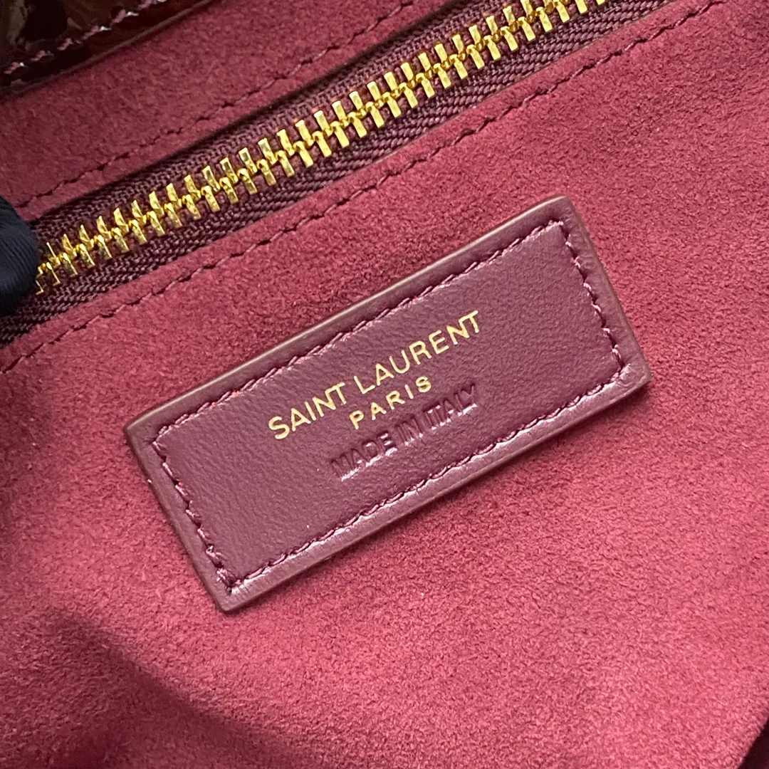 💰1160 Patent leather burgundy/gold 🌈2024 spring and summer new patent leather armpit bag! Le5A7 Bag Wandering Bag Highly Recommended 👍 One of this year’s treasure bags! Minimalist shape + metal logo buckle opening and closing design, adjustable shoulder straps, simple, beautiful and high-end! The bag is light and easy to match, so it looks so beautiful! The bag has sufficient capacity and is convenient for frying chicken on the street every day. Little fairies who like armpit bags must carry it! Temperament and appearance are integrated into one ~ amazing! 20240580 Style number: 657228 [Original leather] Size: 24.5 X14X6cm