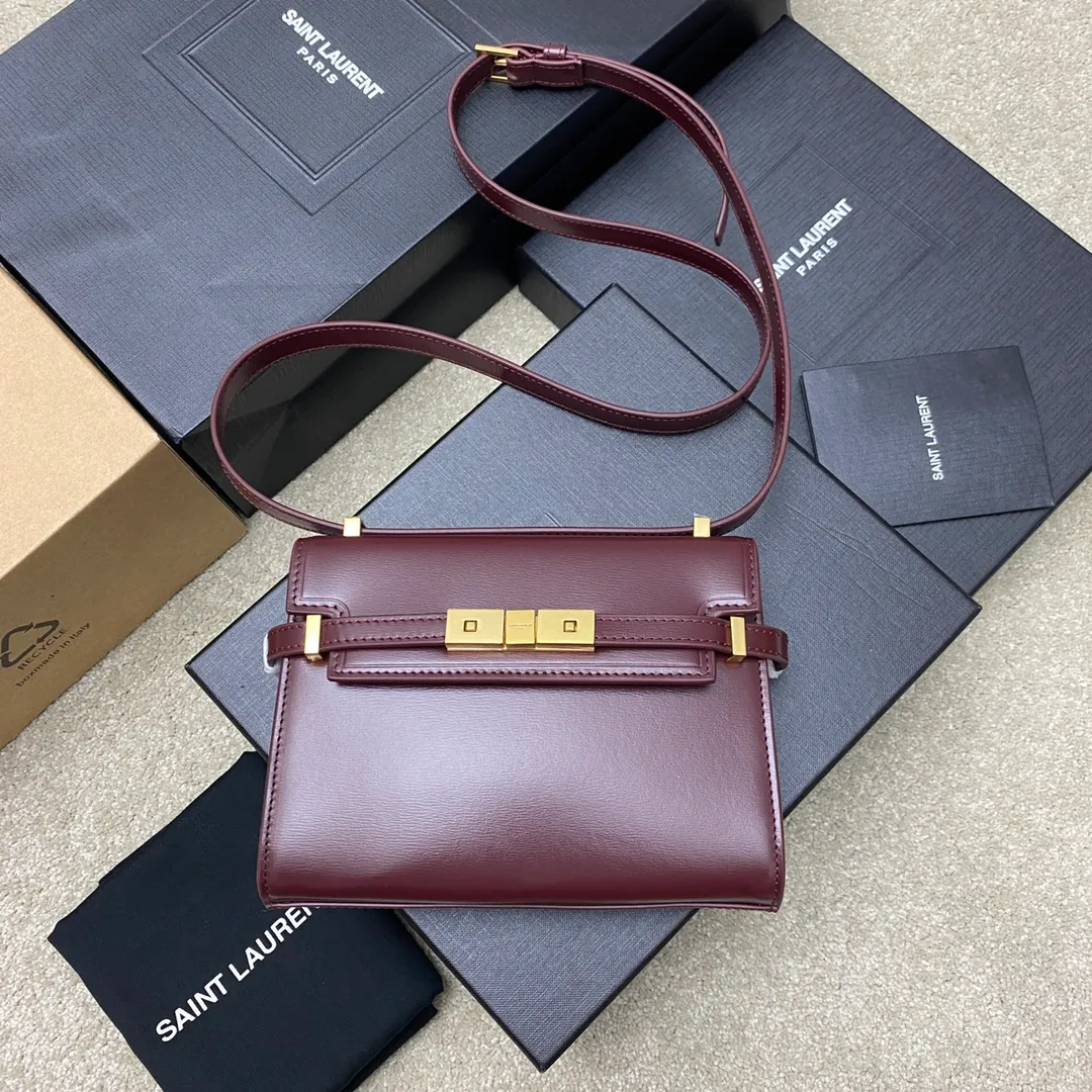 💰1520 Maroon Toothpick Pattern/Gold 🌈The latest 2023 mini extended shoulder strap clamshell Manhattan stick bag, which has changed the previous classic logo; replaced by a low-key and simple design style, very retro flavor; a combination of business + leisure; in summary, it is versatile! It can be carried by hand, shouldered or cross-body! The shoulder straps can be adjusted; one bag can be used for multiple purposes; both good looks and strength coexist; the crocodile pattern gives a more high-end feel; it is full of aura when worn on the back! 20230760 Model: 727766 [original leather] Size: 19x14x4cm